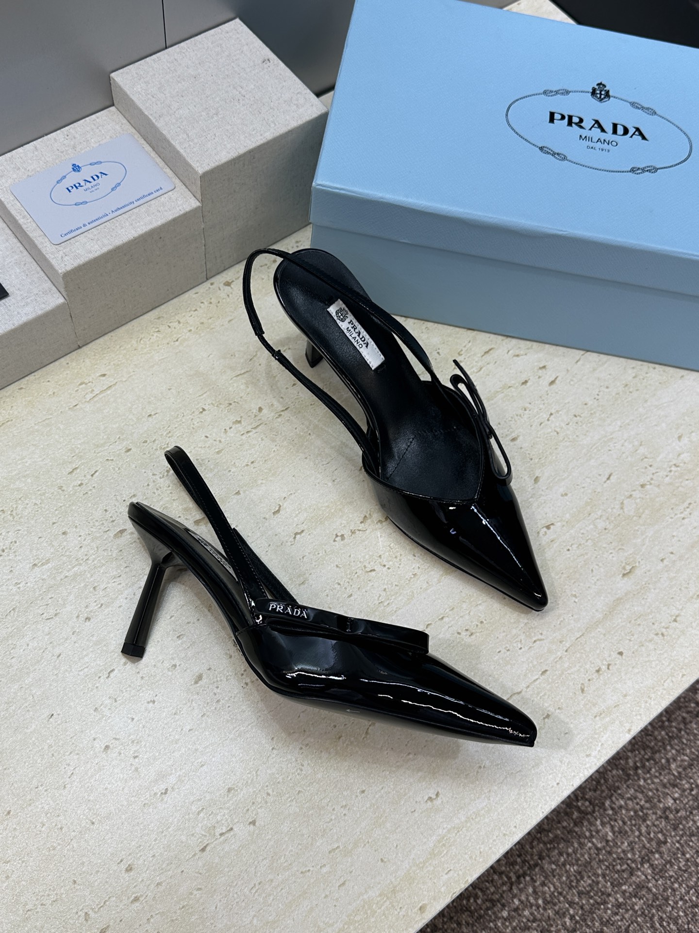 Prada 2026春夏走秀新款高跟尖头后空女鞋 普拉达字母logo扣果冻色低跟蝴蝶结拼色凉鞋 材质:鞋