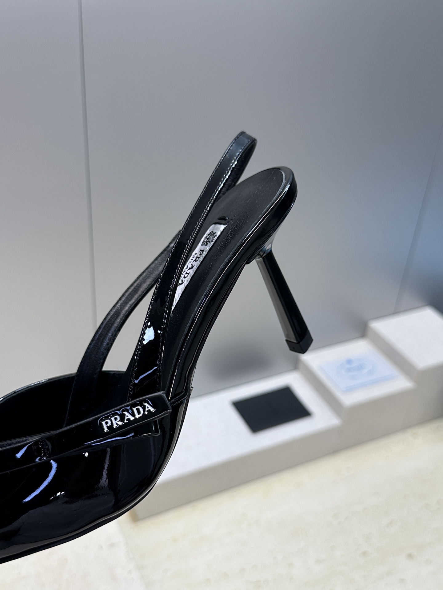 Prada 2026春夏走秀新款高跟尖头后空女鞋 普拉达字母logo扣果冻色低跟蝴蝶结拼色凉鞋 材质:鞋