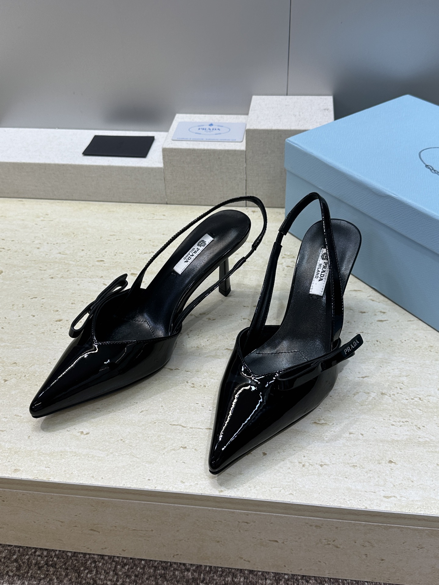 Prada 2026春夏走秀新款高跟尖头后空女鞋 普拉达字母logo扣果冻色低跟蝴蝶结拼色凉鞋 材质:鞋