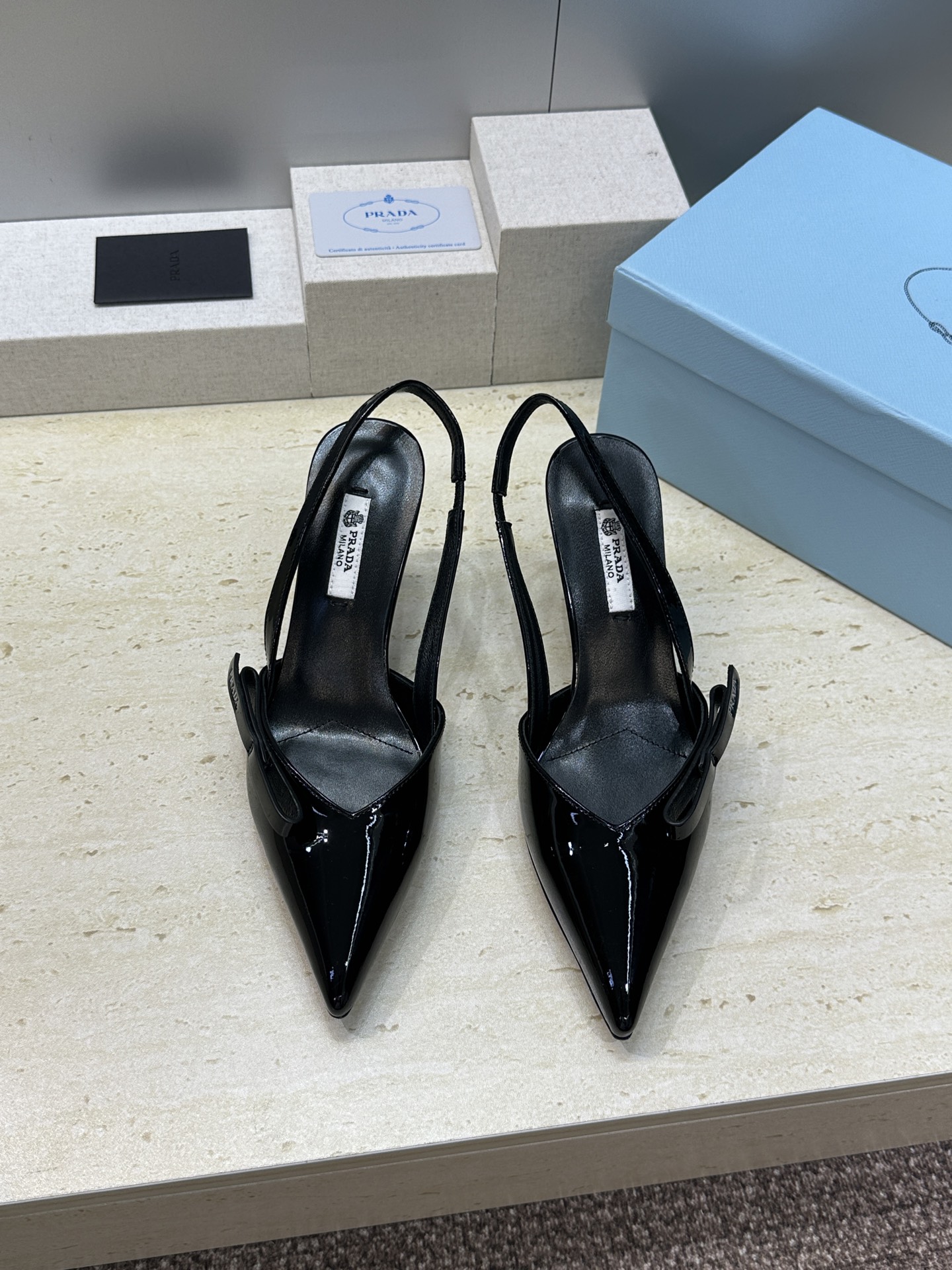 Prada 2026春夏走秀新款高跟尖头后空女鞋 普拉达字母logo扣果冻色低跟蝴蝶结拼色凉鞋 材质:鞋