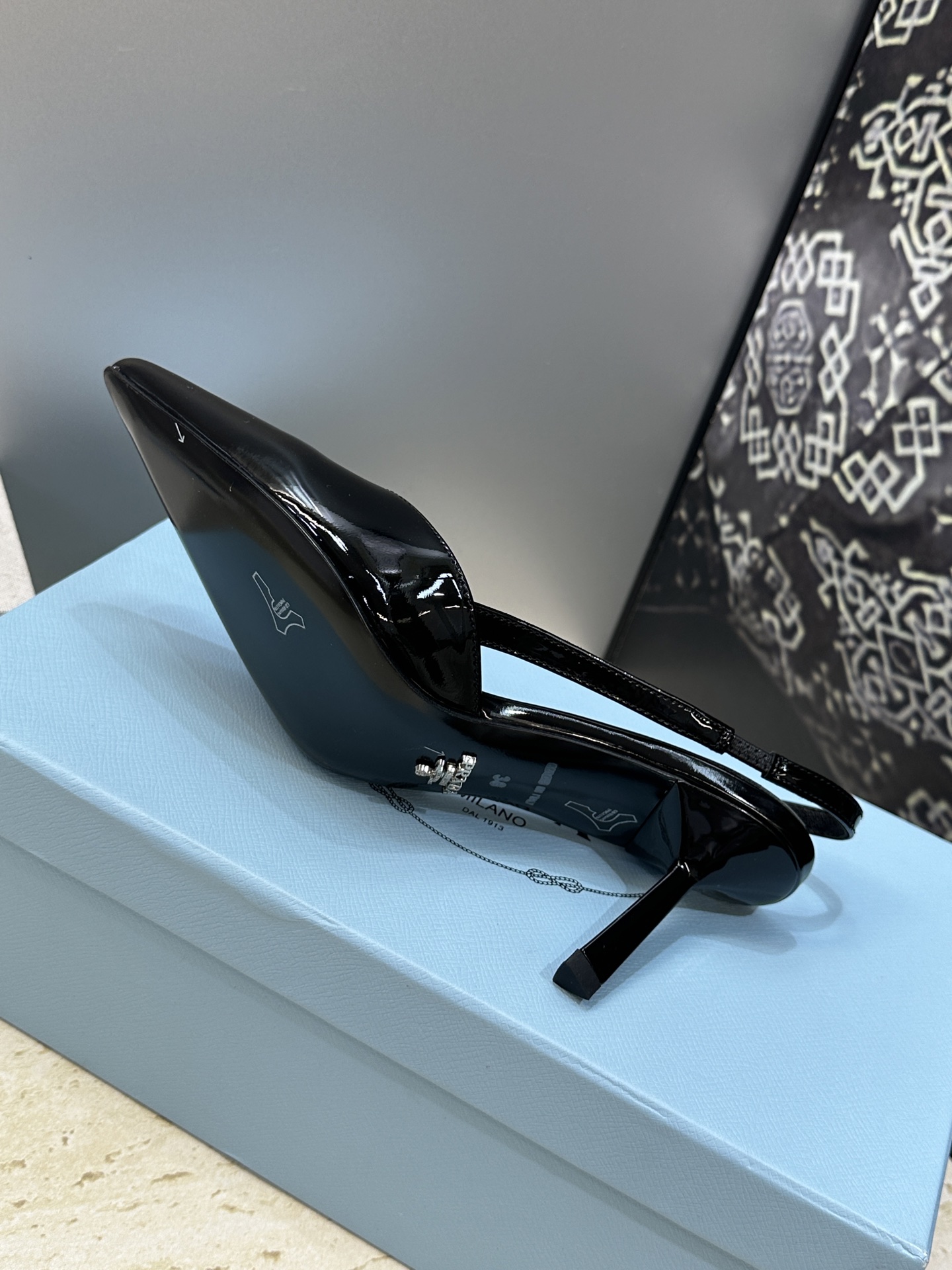 Prada 2026春夏走秀新款高跟尖头后空女鞋 普拉达字母logo扣果冻色低跟蝴蝶结拼色凉鞋 材质:鞋