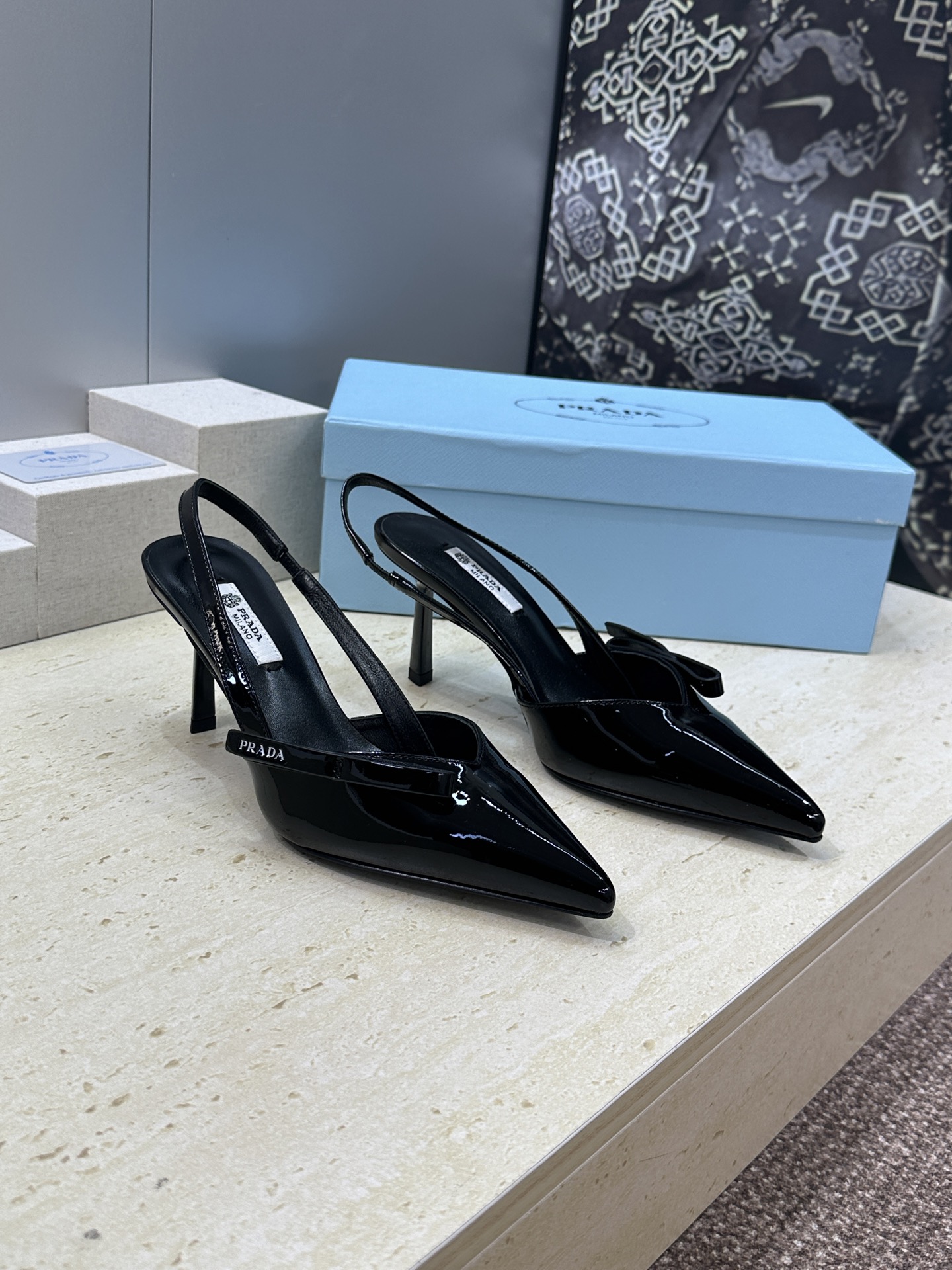 Prada 2026春夏走秀新款高跟尖头后空女鞋 普拉达字母logo扣果冻色低跟蝴蝶结拼色凉鞋 材质:鞋