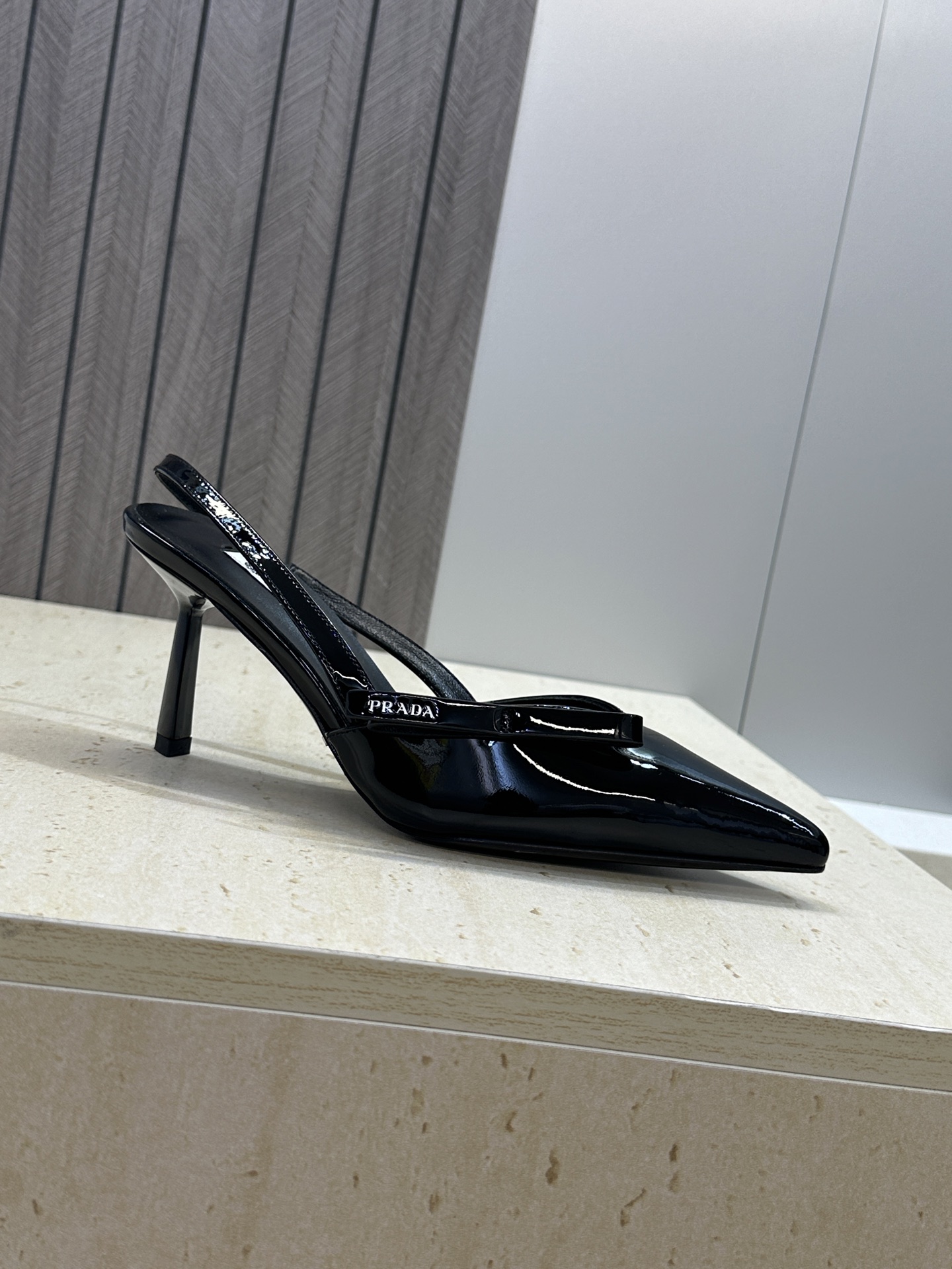Prada 2026春夏走秀新款高跟尖头后空女鞋 普拉达字母logo扣果冻色低跟蝴蝶结拼色凉鞋 材质:鞋
