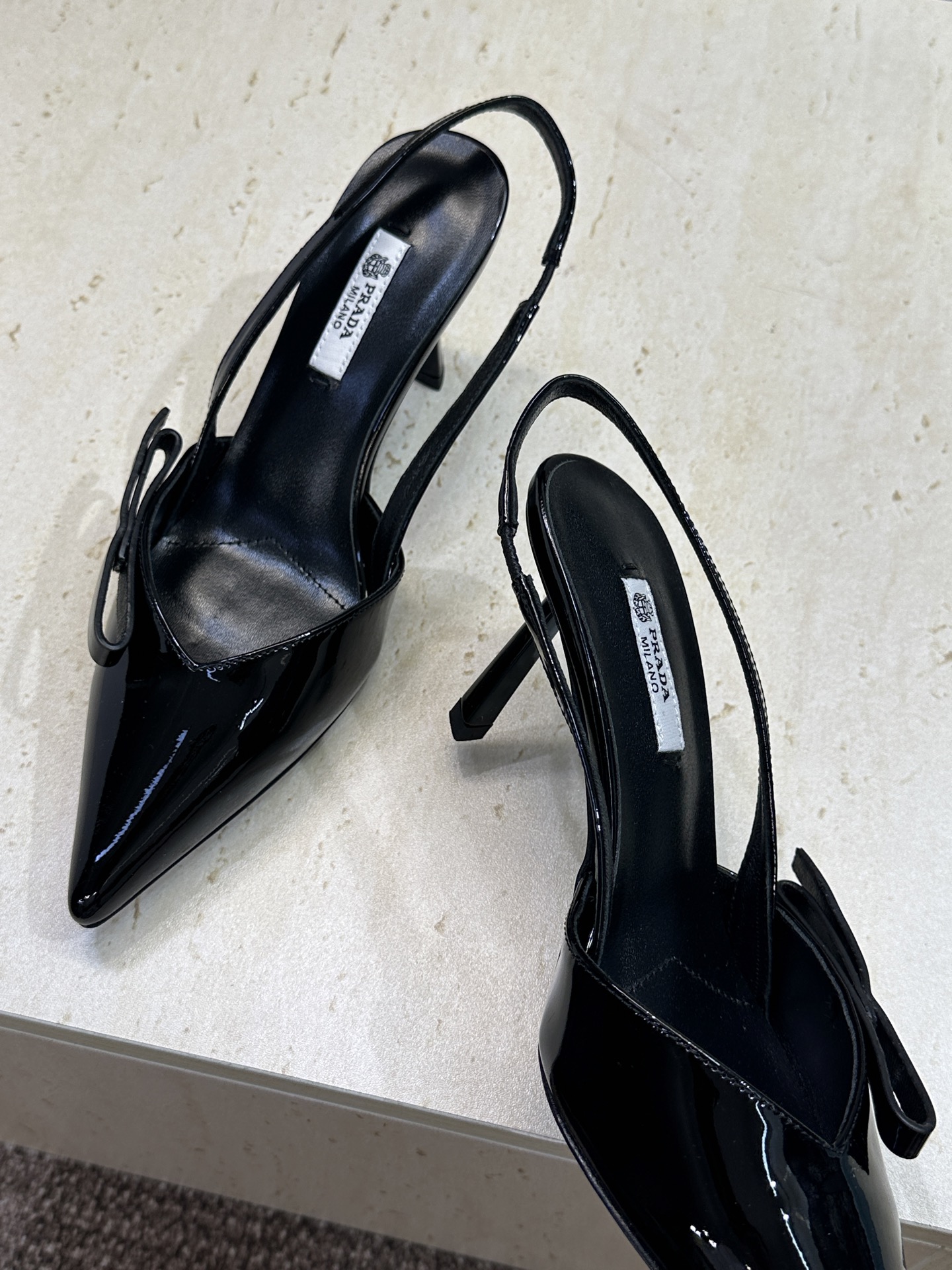 Prada 2026春夏走秀新款高跟尖头后空女鞋 普拉达字母logo扣果冻色低跟蝴蝶结拼色凉鞋 材质:鞋