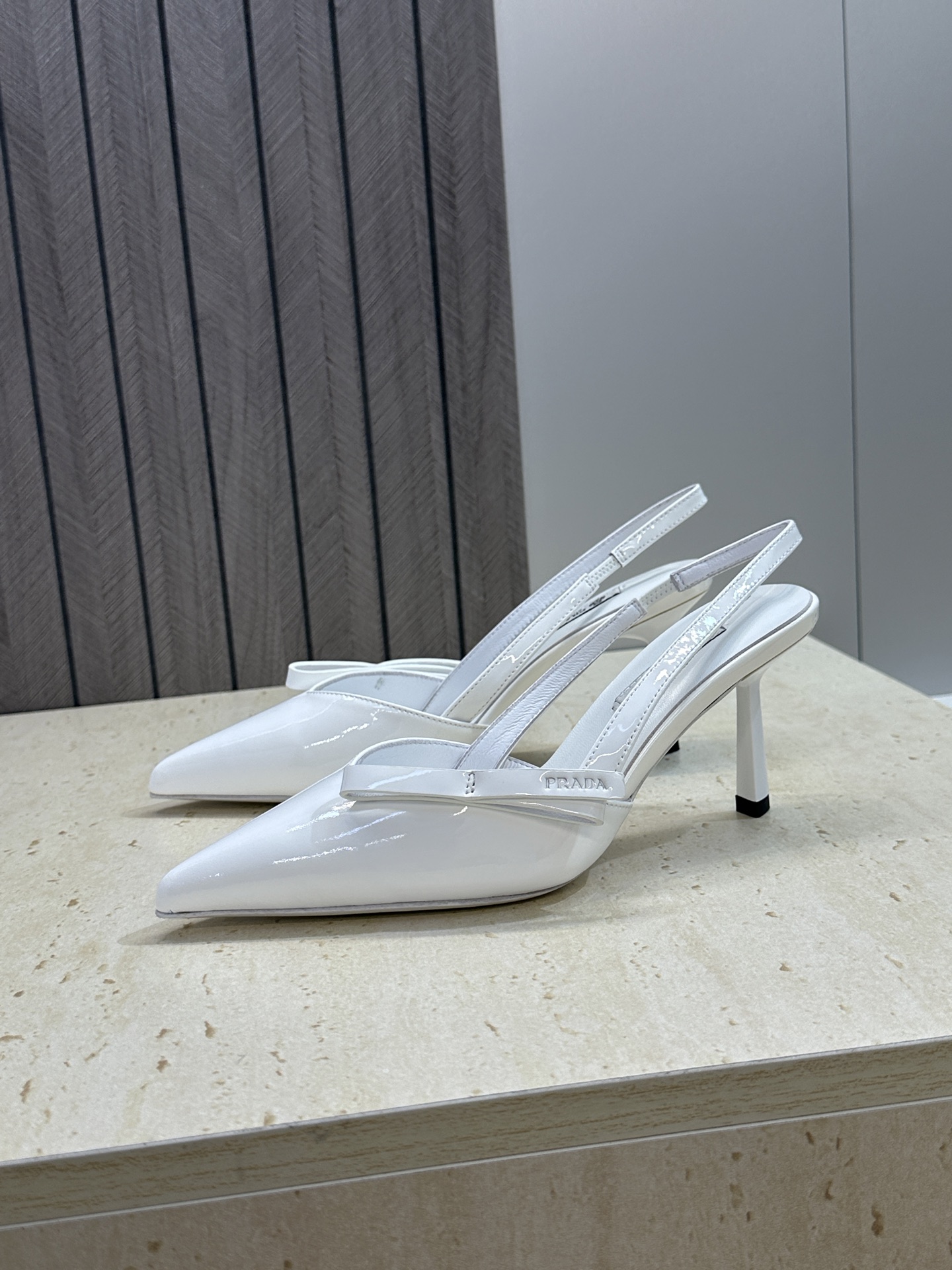 Prada 2026春夏走秀新款高跟尖头后空女鞋 普拉达字母logo扣果冻色低跟蝴蝶结拼色凉鞋 材质:鞋