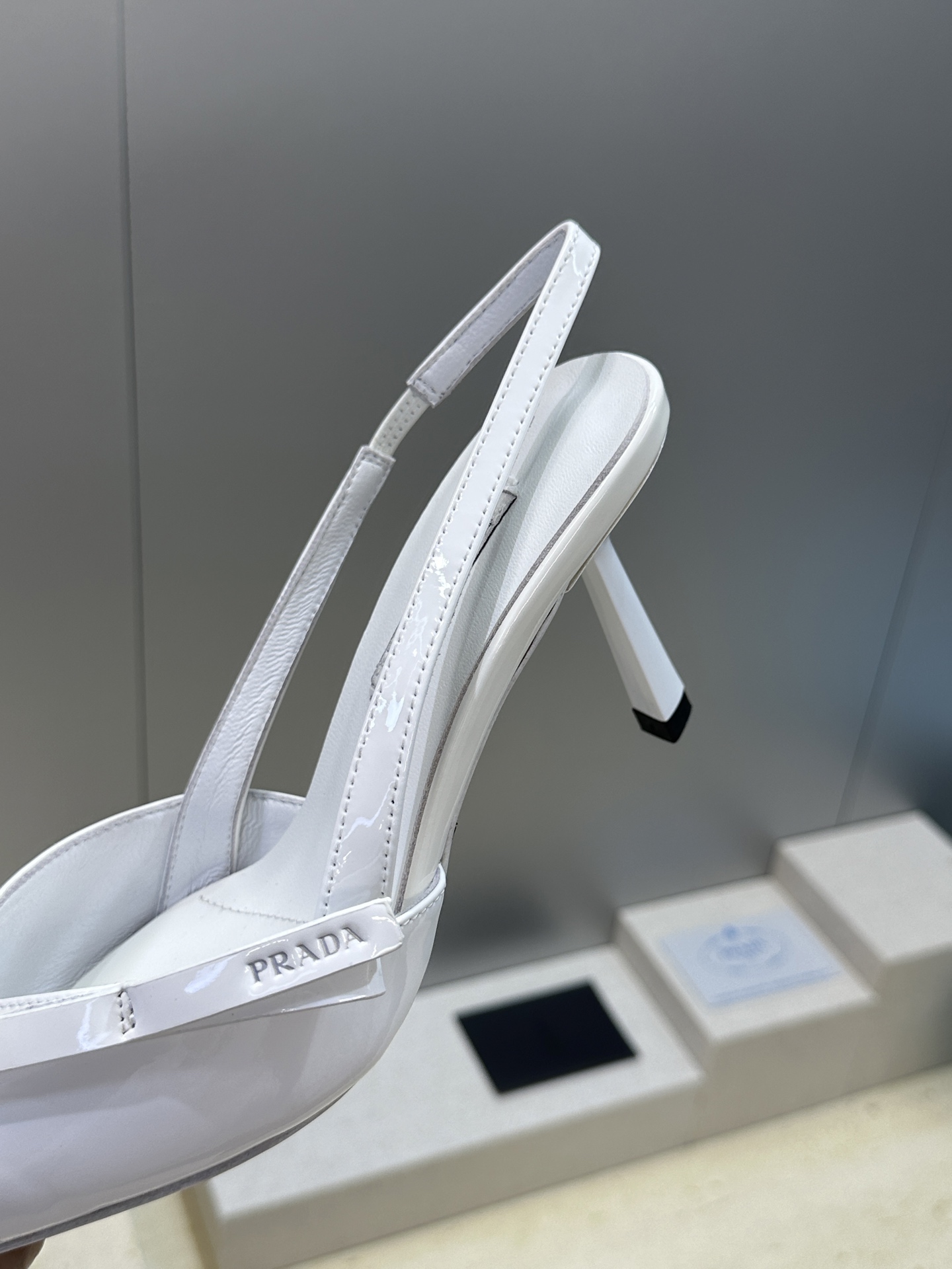 Prada 2026春夏走秀新款高跟尖头后空女鞋 普拉达字母logo扣果冻色低跟蝴蝶结拼色凉鞋 材质:鞋