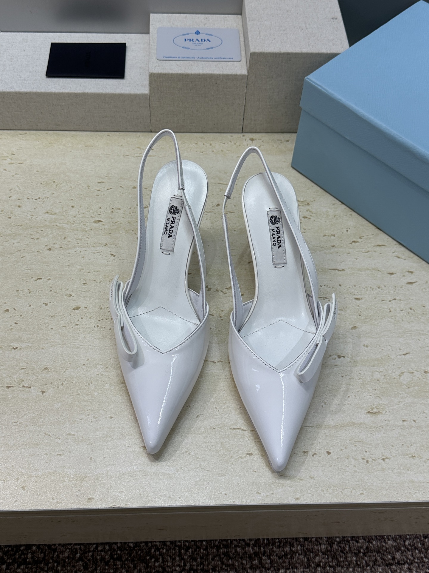 Prada 2026春夏走秀新款高跟尖头后空女鞋 普拉达字母logo扣果冻色低跟蝴蝶结拼色凉鞋 材质:鞋