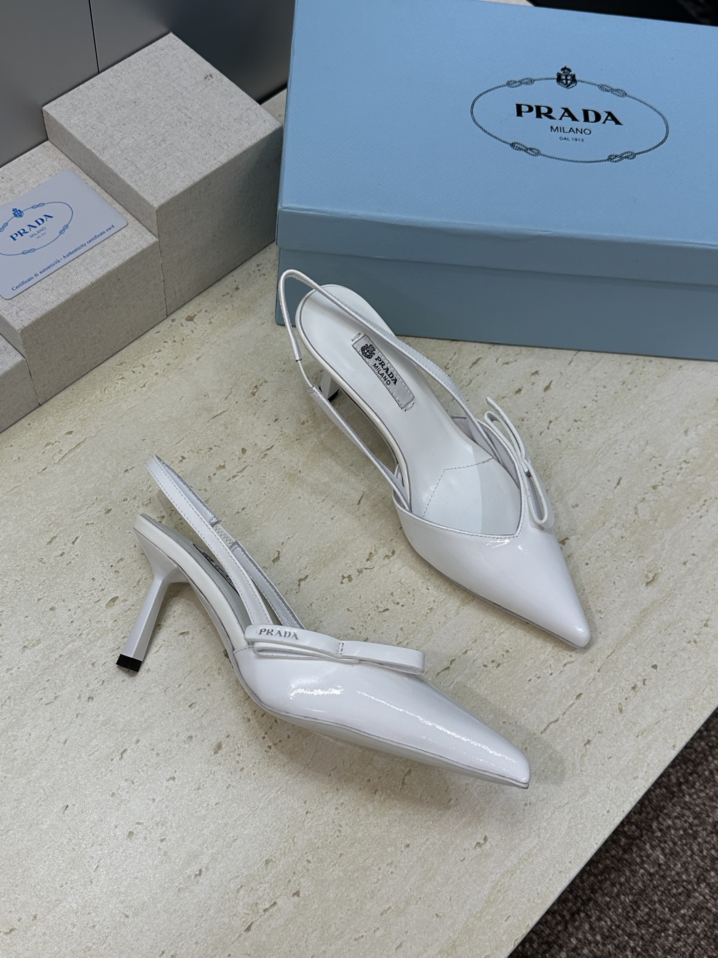 Prada 2026春夏走秀新款高跟尖头后空女鞋 普拉达字母logo扣果冻色低跟蝴蝶结拼色凉鞋 材质:鞋