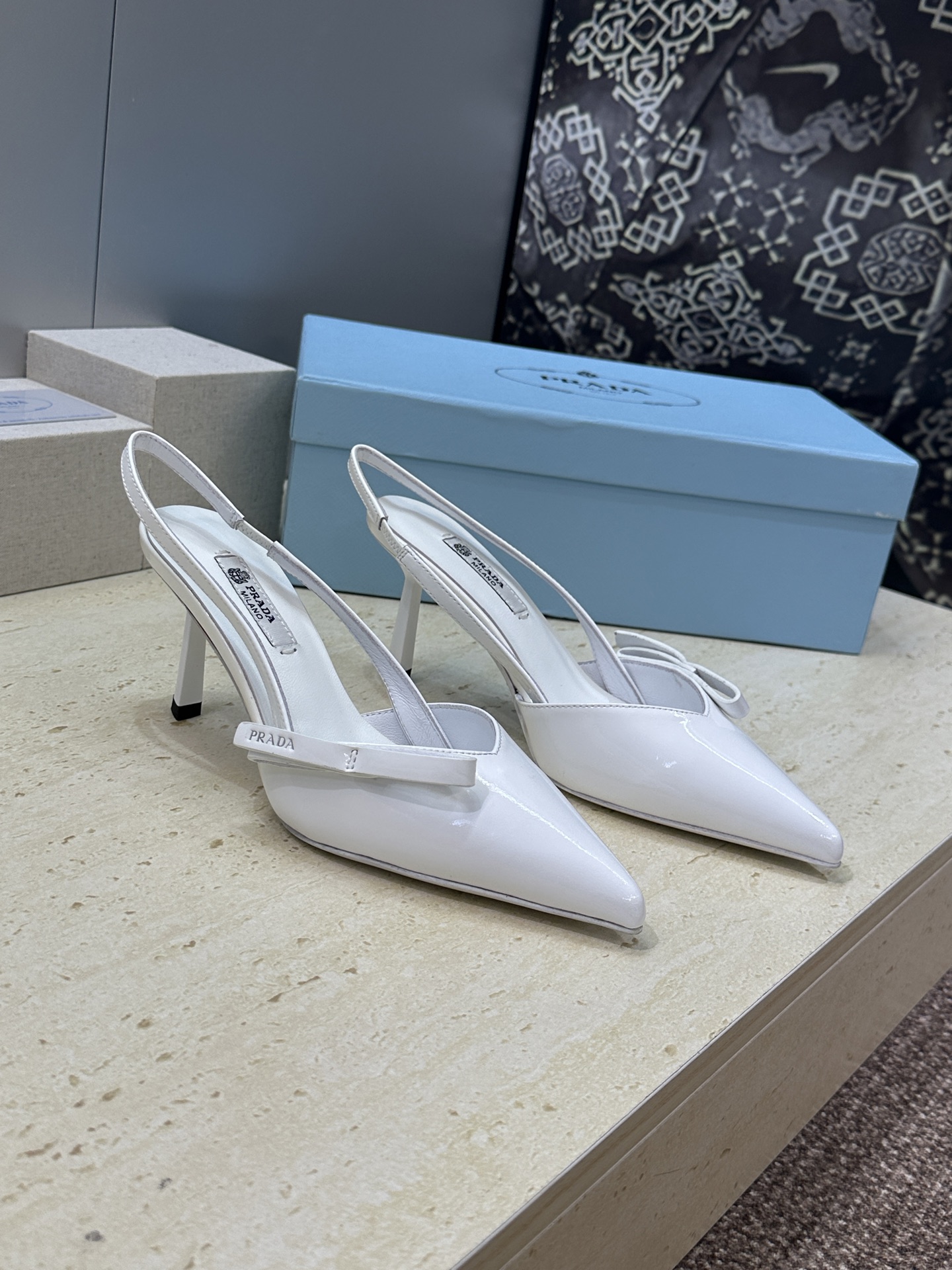 Prada 2026春夏走秀新款高跟尖头后空女鞋 普拉达字母logo扣果冻色低跟蝴蝶结拼色凉鞋 材质:鞋