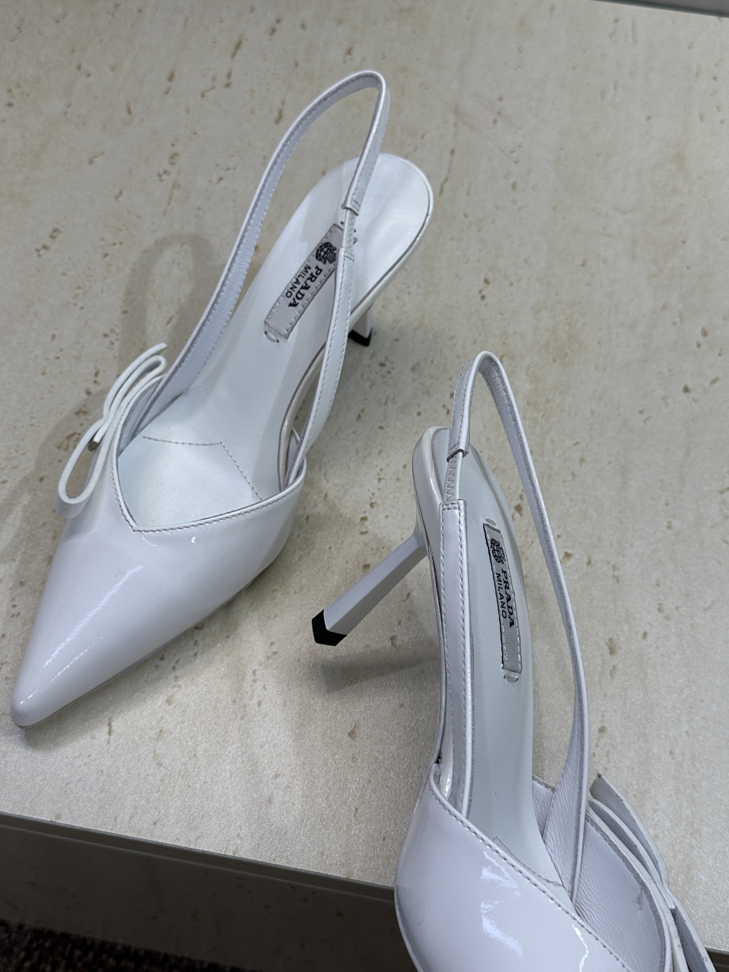 Prada 2026春夏走秀新款高跟尖头后空女鞋 普拉达字母logo扣果冻色低跟蝴蝶结拼色凉鞋 材质:鞋