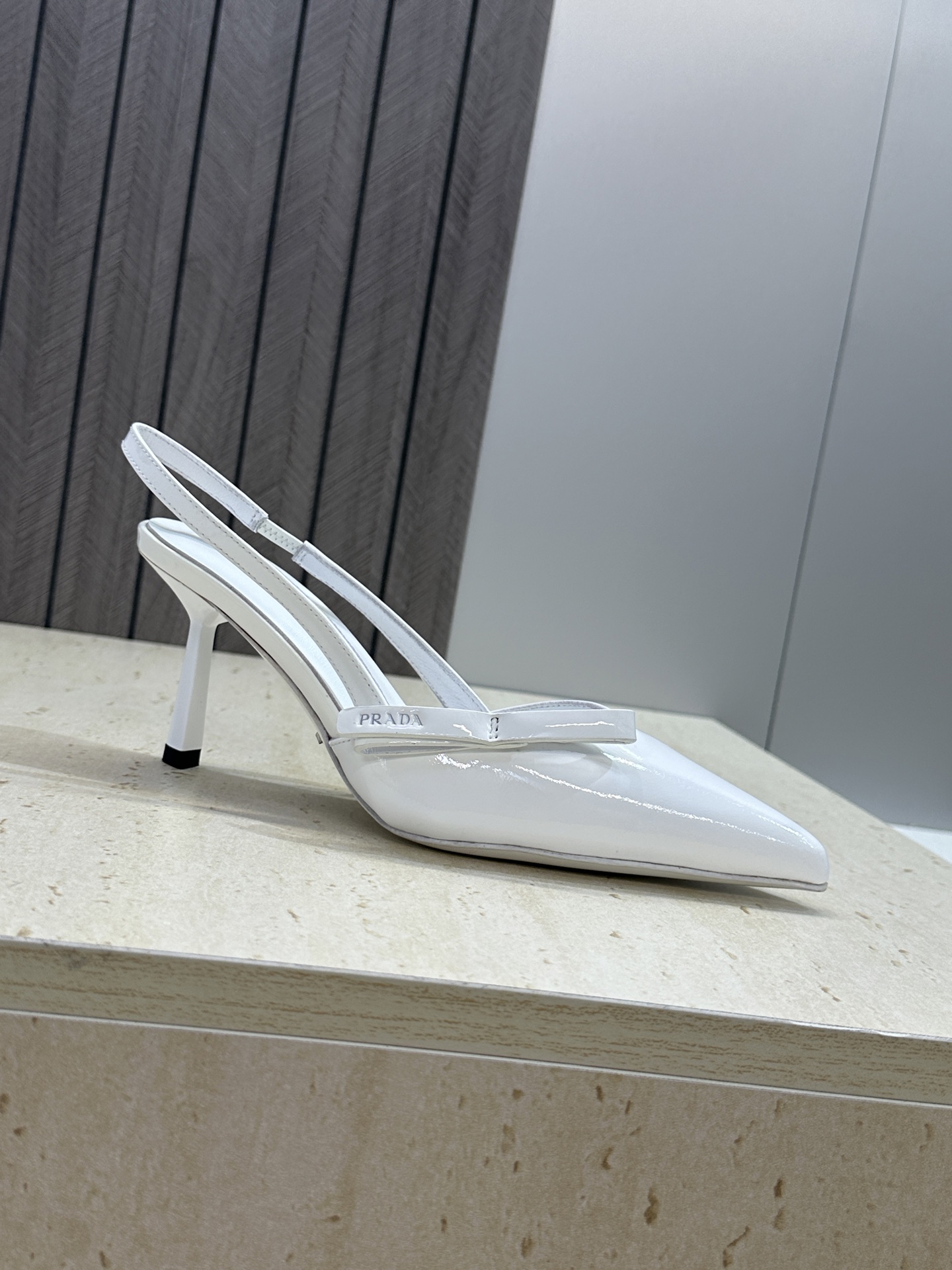 Prada 2026春夏走秀新款高跟尖头后空女鞋 普拉达字母logo扣果冻色低跟蝴蝶结拼色凉鞋 材质:鞋