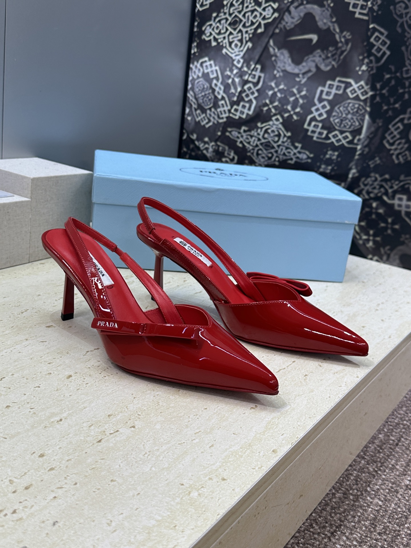 Prada 2026春夏走秀新款高跟尖头后空女鞋 普拉达字母logo扣果冻色低跟蝴蝶结拼色凉鞋 材质:鞋