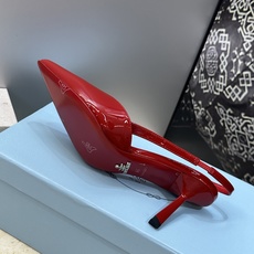 Prada 2026春夏走秀新款高跟尖头后空女鞋 普拉达字母logo扣果冻色低跟蝴蝶结拼色凉鞋 材质:鞋 Prada 2026春夏走秀新款高跟尖头后空女鞋 普拉达字母logo扣果冻色低跟蝴蝶结拼色凉鞋 材质:鞋