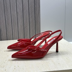 Prada 2026春夏走秀新款高跟尖头后空女鞋 普拉达字母logo扣果冻色低跟蝴蝶结拼色凉鞋 材质:鞋 Prada 2026春夏走秀新款高跟尖头后空女鞋 普拉达字母logo扣果冻色低跟蝴蝶结拼色凉鞋 材质:鞋