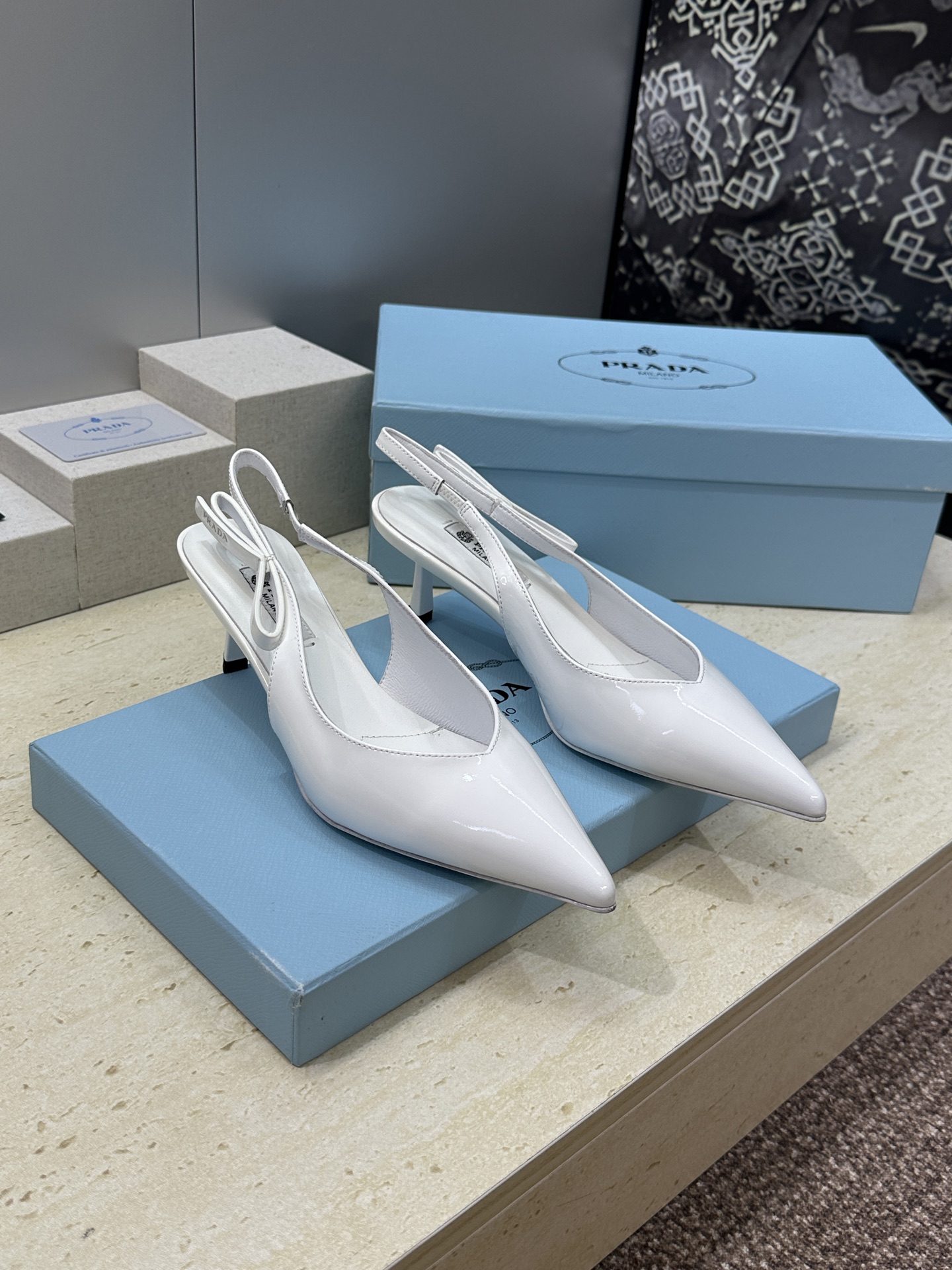 Prada 2026春夏走秀新款高跟尖头后空女鞋 普拉达字母logo扣果冻色低跟蝴蝶结拼色凉鞋 材质:鞋