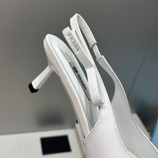 Prada 2026春夏走秀新款高跟尖头后空女鞋 普拉达字母logo扣果冻色低跟蝴蝶结拼色凉鞋 材质:鞋 Prada 2026春夏走秀新款高跟尖头后空女鞋 普拉达字母logo扣果冻色低跟蝴蝶结拼色凉鞋 材质:鞋