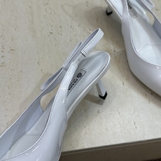 Prada 2026春夏走秀新款高跟尖头后空女鞋 普拉达字母logo扣果冻色低跟蝴蝶结拼色凉鞋 材质:鞋 Prada 2026春夏走秀新款高跟尖头后空女鞋 普拉达字母logo扣果冻色低跟蝴蝶结拼色凉鞋 材质:鞋