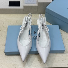 Prada 2026春夏走秀新款高跟尖头后空女鞋 普拉达字母logo扣果冻色低跟蝴蝶结拼色凉鞋 材质:鞋 Prada 2026春夏走秀新款高跟尖头后空女鞋 普拉达字母logo扣果冻色低跟蝴蝶结拼色凉鞋 材质:鞋