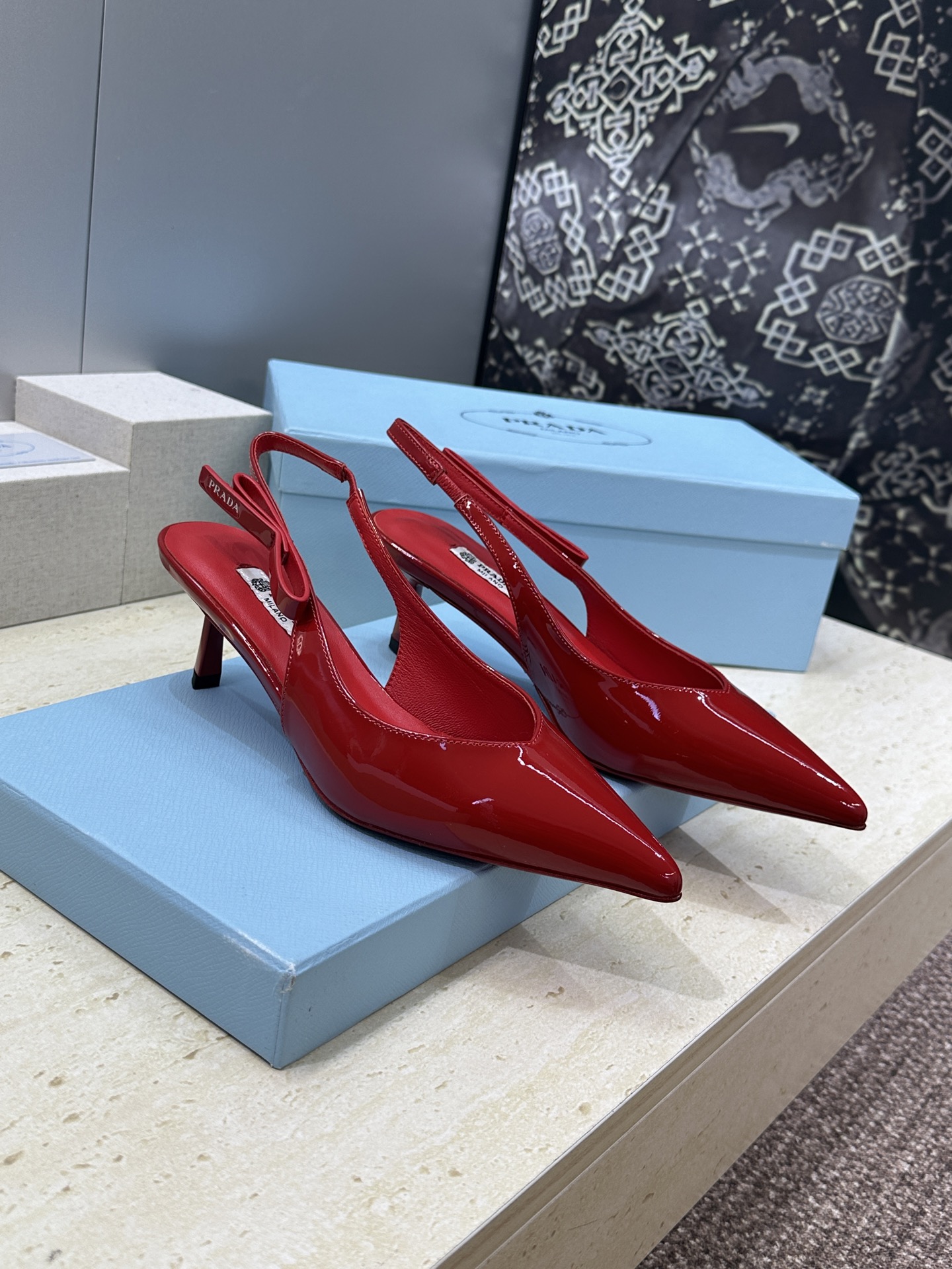 Prada 2026春夏走秀新款高跟尖头后空女鞋 普拉达字母logo扣果冻色低跟蝴蝶结拼色凉鞋 材质:鞋