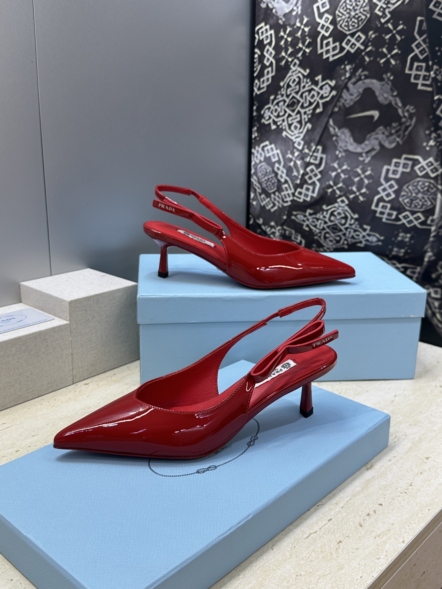 Prada 2026春夏走秀新款高跟尖头后空女鞋 普拉达字母logo扣果冻色低跟蝴蝶结拼色凉鞋 材质:鞋
