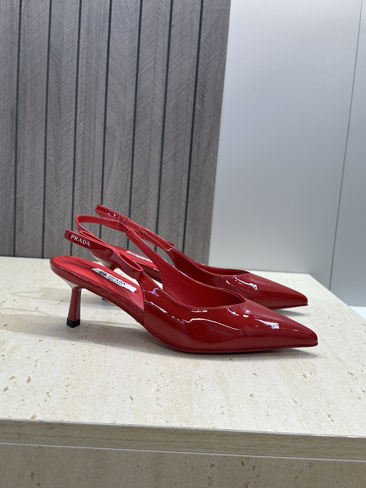 Prada 2026春夏走秀新款高跟尖头后空女鞋 普拉达字母logo扣果冻色低跟蝴蝶结拼色凉鞋 材质:鞋