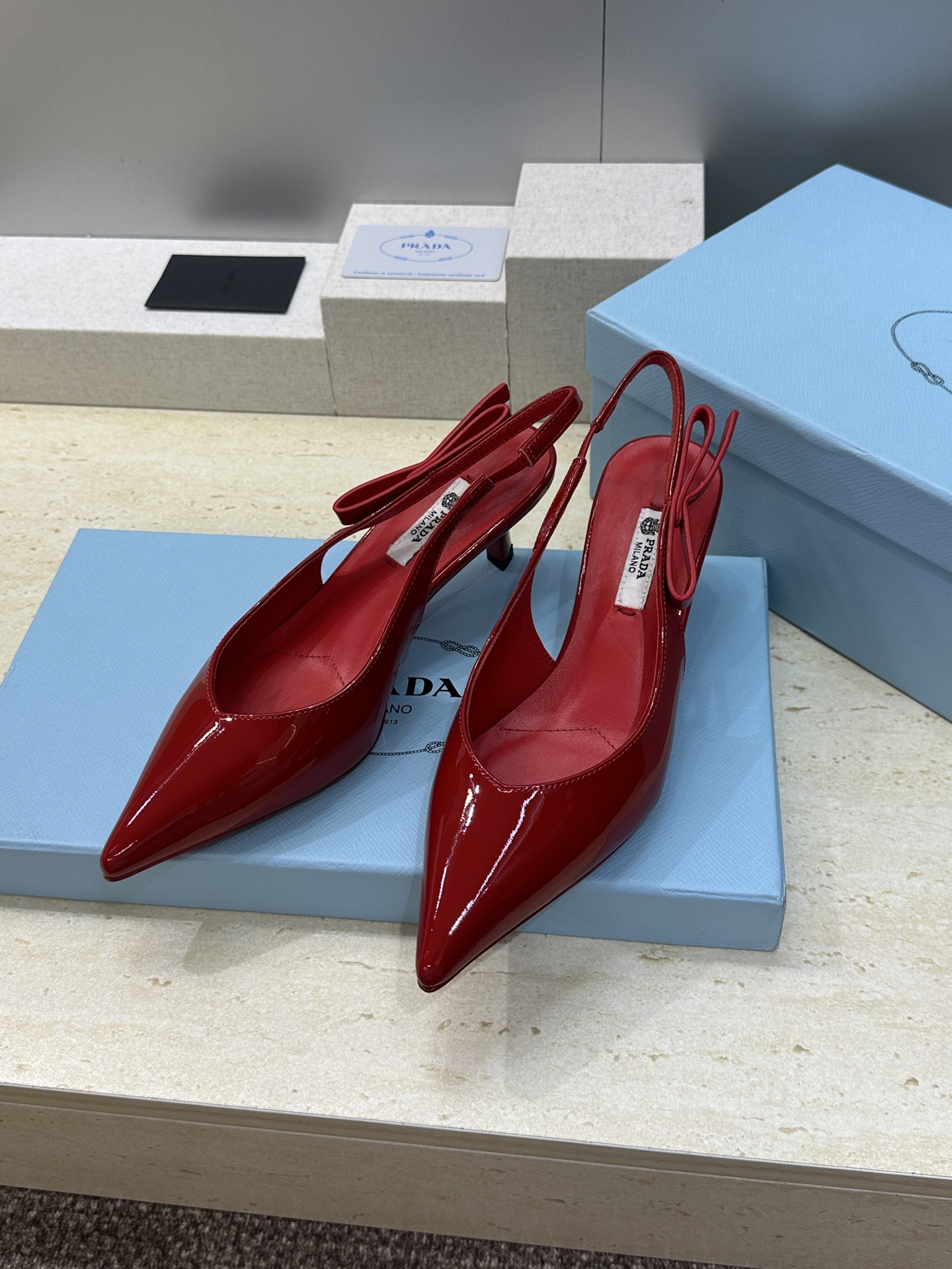 Prada 2026春夏走秀新款高跟尖头后空女鞋 普拉达字母logo扣果冻色低跟蝴蝶结拼色凉鞋 材质:鞋