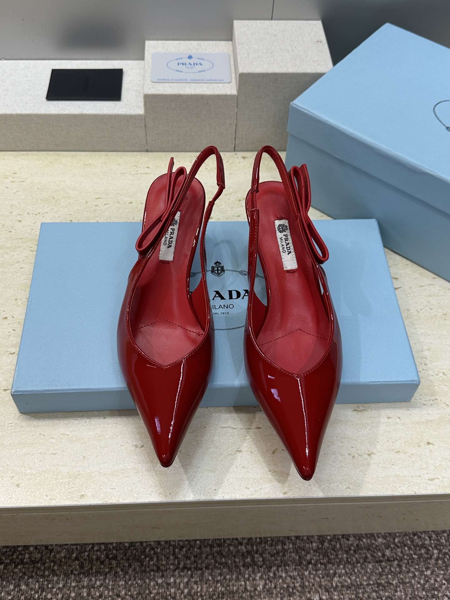 Prada 2026春夏走秀新款高跟尖头后空女鞋 普拉达字母logo扣果冻色低跟蝴蝶结拼色凉鞋 材质:鞋