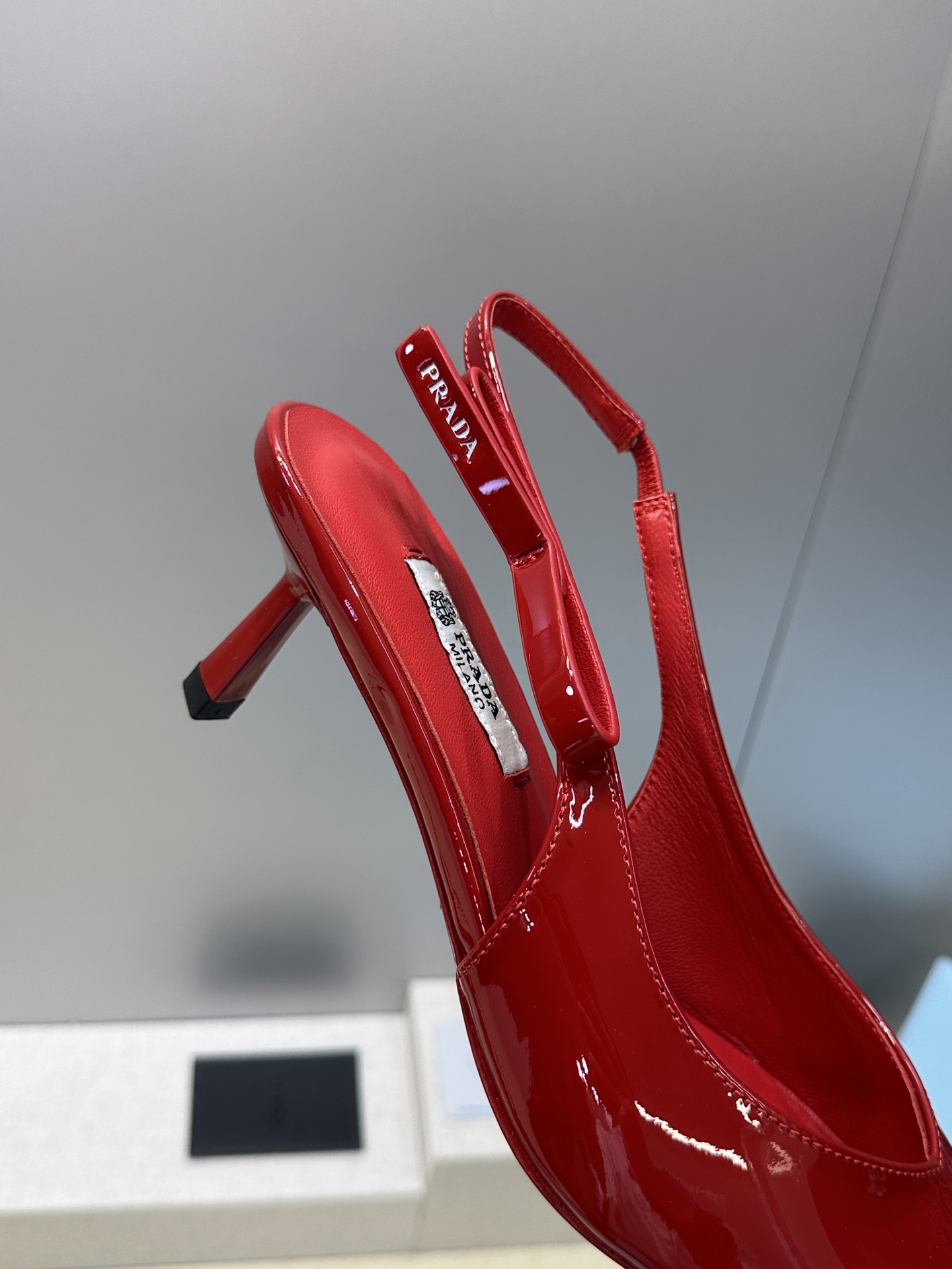 Prada 2026春夏走秀新款高跟尖头后空女鞋 普拉达字母logo扣果冻色低跟蝴蝶结拼色凉鞋 材质:鞋