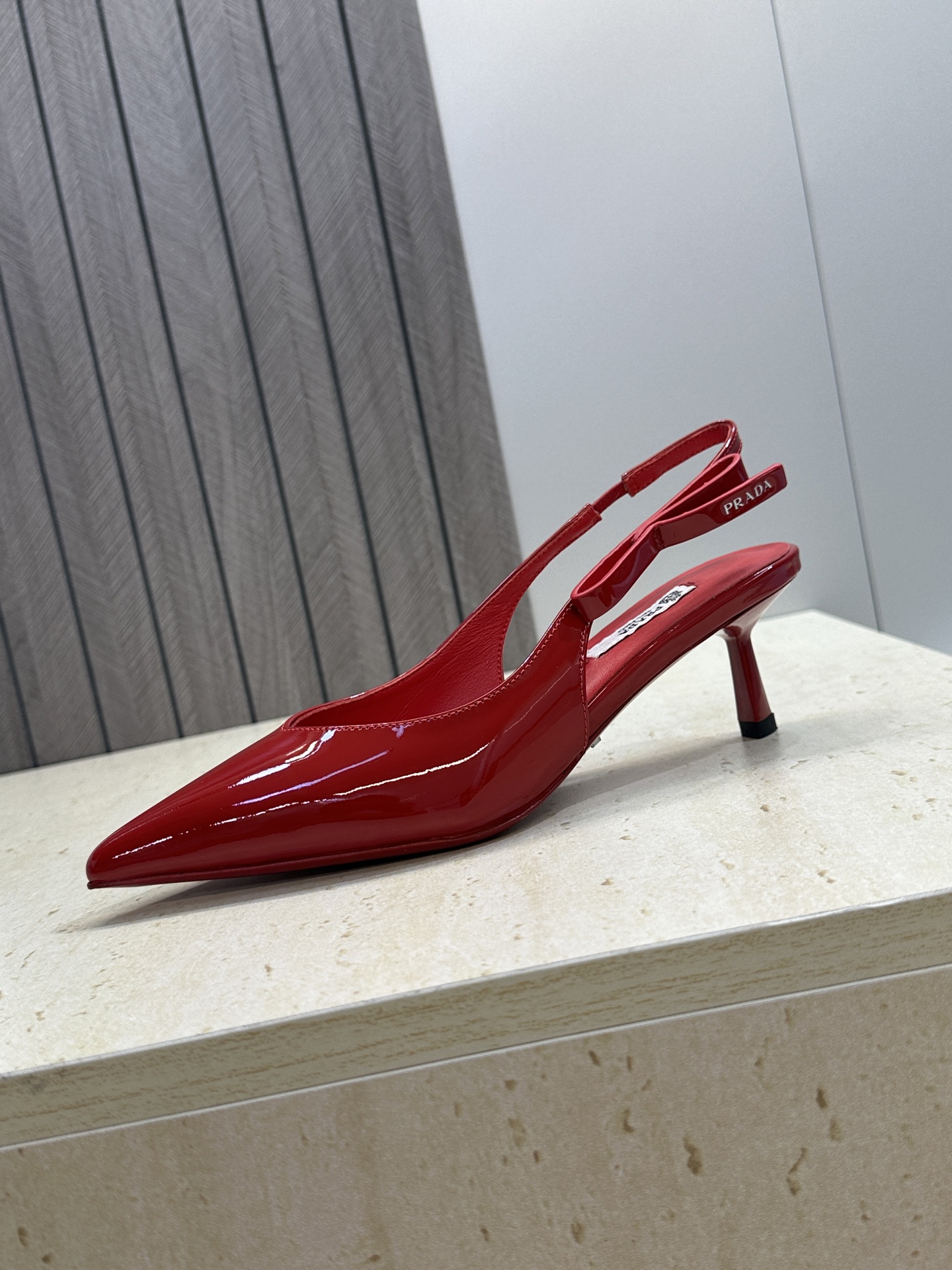 Prada 2026春夏走秀新款高跟尖头后空女鞋 普拉达字母logo扣果冻色低跟蝴蝶结拼色凉鞋 材质:鞋