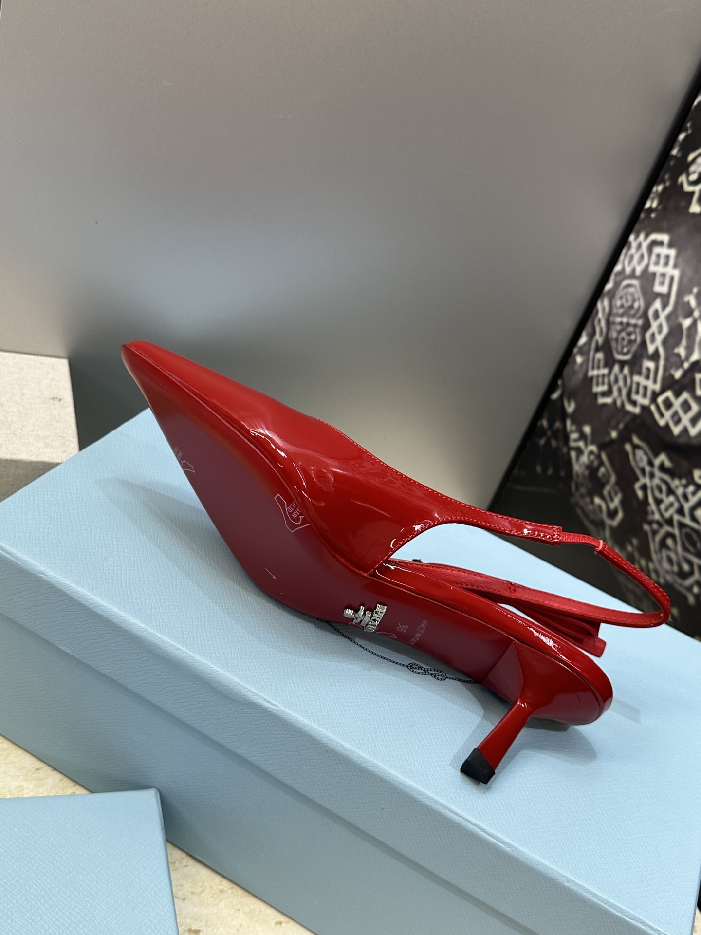 Prada 2026春夏走秀新款高跟尖头后空女鞋 普拉达字母logo扣果冻色低跟蝴蝶结拼色凉鞋 材质:鞋