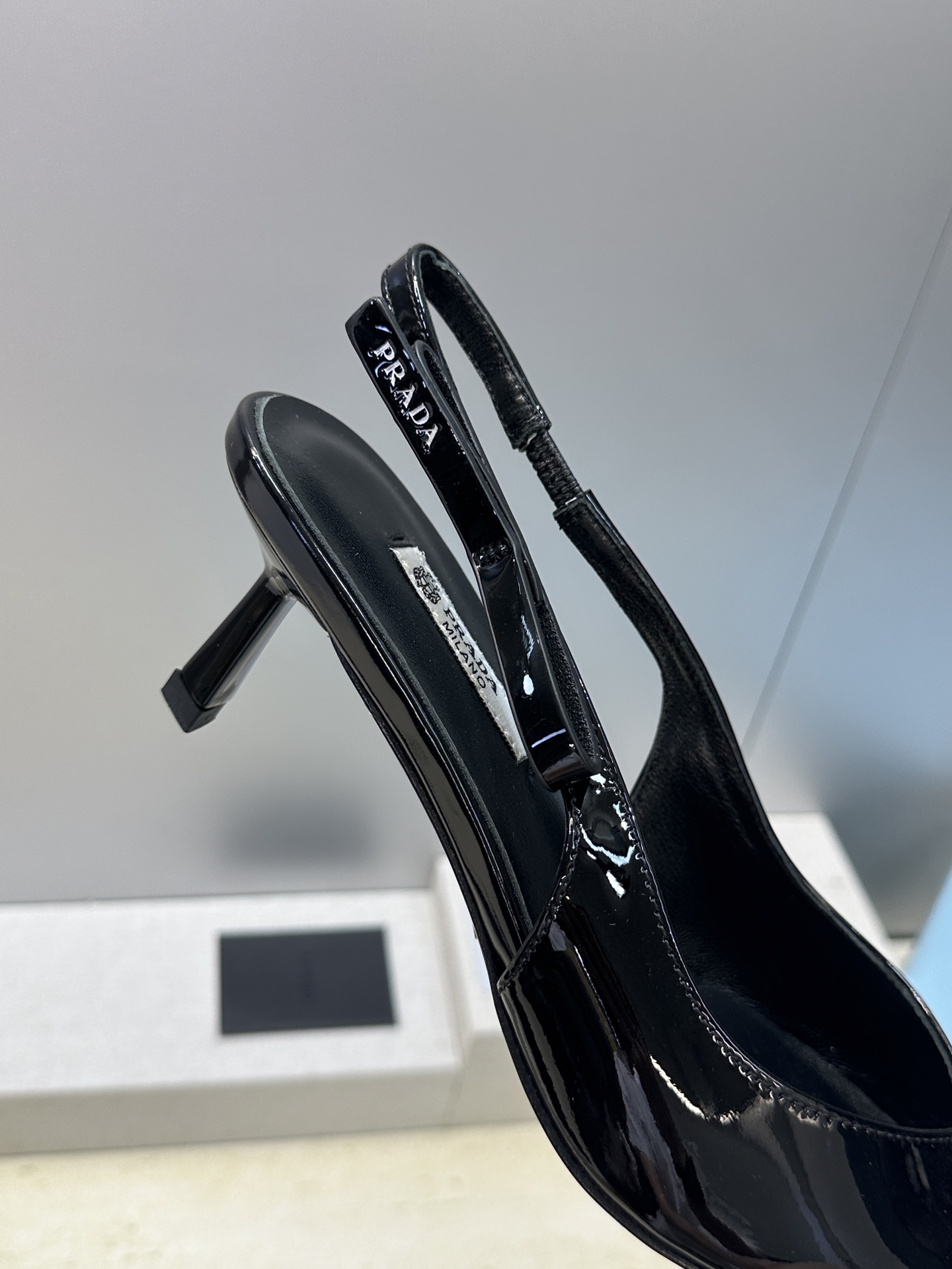 Prada 2026春夏走秀新款高跟尖头后空女鞋 普拉达字母logo扣果冻色低跟蝴蝶结拼色凉鞋 材质:鞋 Prada 2026春夏走秀新款高跟尖头后空女鞋 普拉达字母logo扣果冻色低跟蝴蝶结拼色凉鞋 材质:鞋