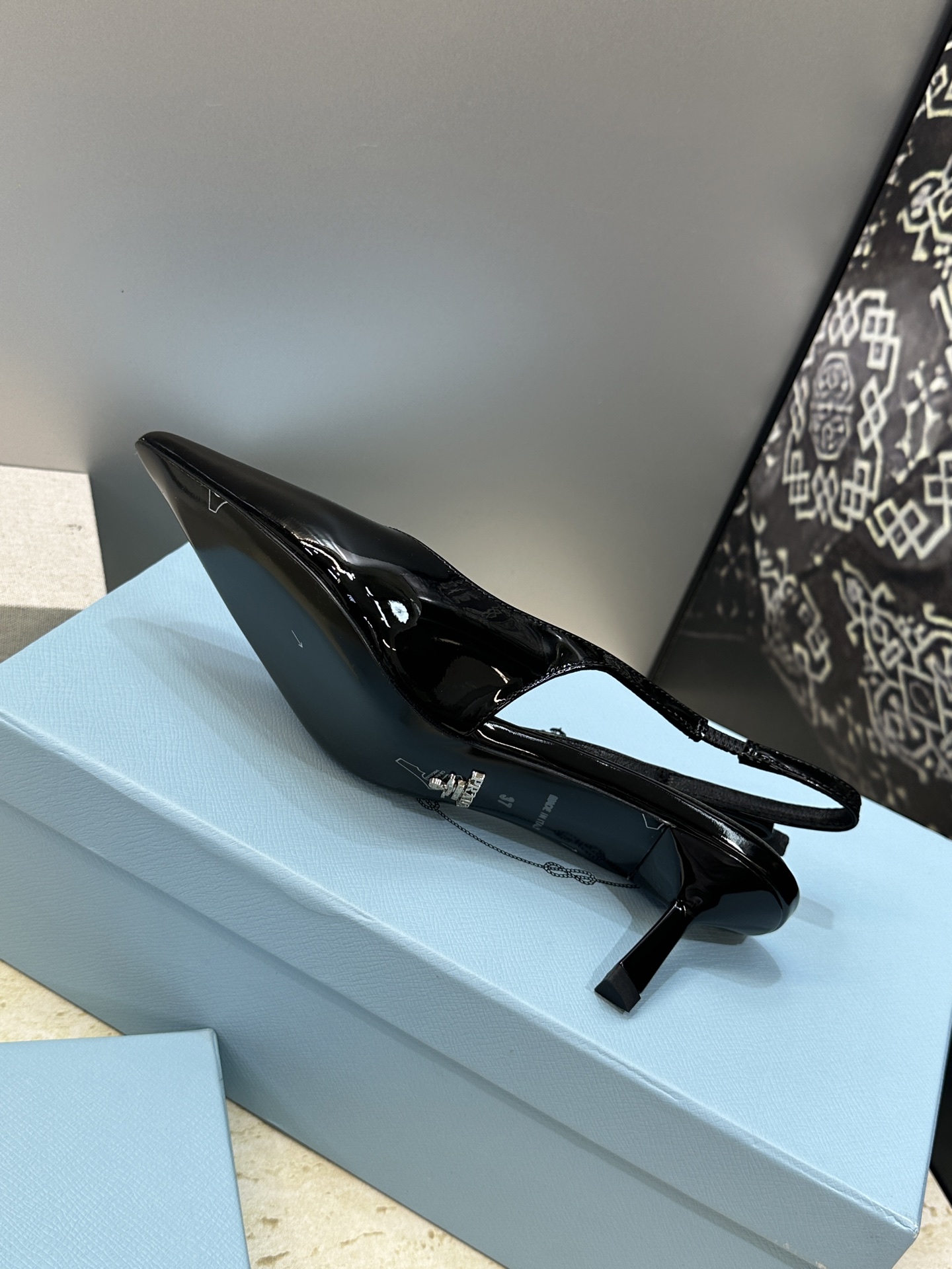 Prada 2026春夏走秀新款高跟尖头后空女鞋 普拉达字母logo扣果冻色低跟蝴蝶结拼色凉鞋 材质:鞋 Prada 2026春夏走秀新款高跟尖头后空女鞋 普拉达字母logo扣果冻色低跟蝴蝶结拼色凉鞋 材质:鞋