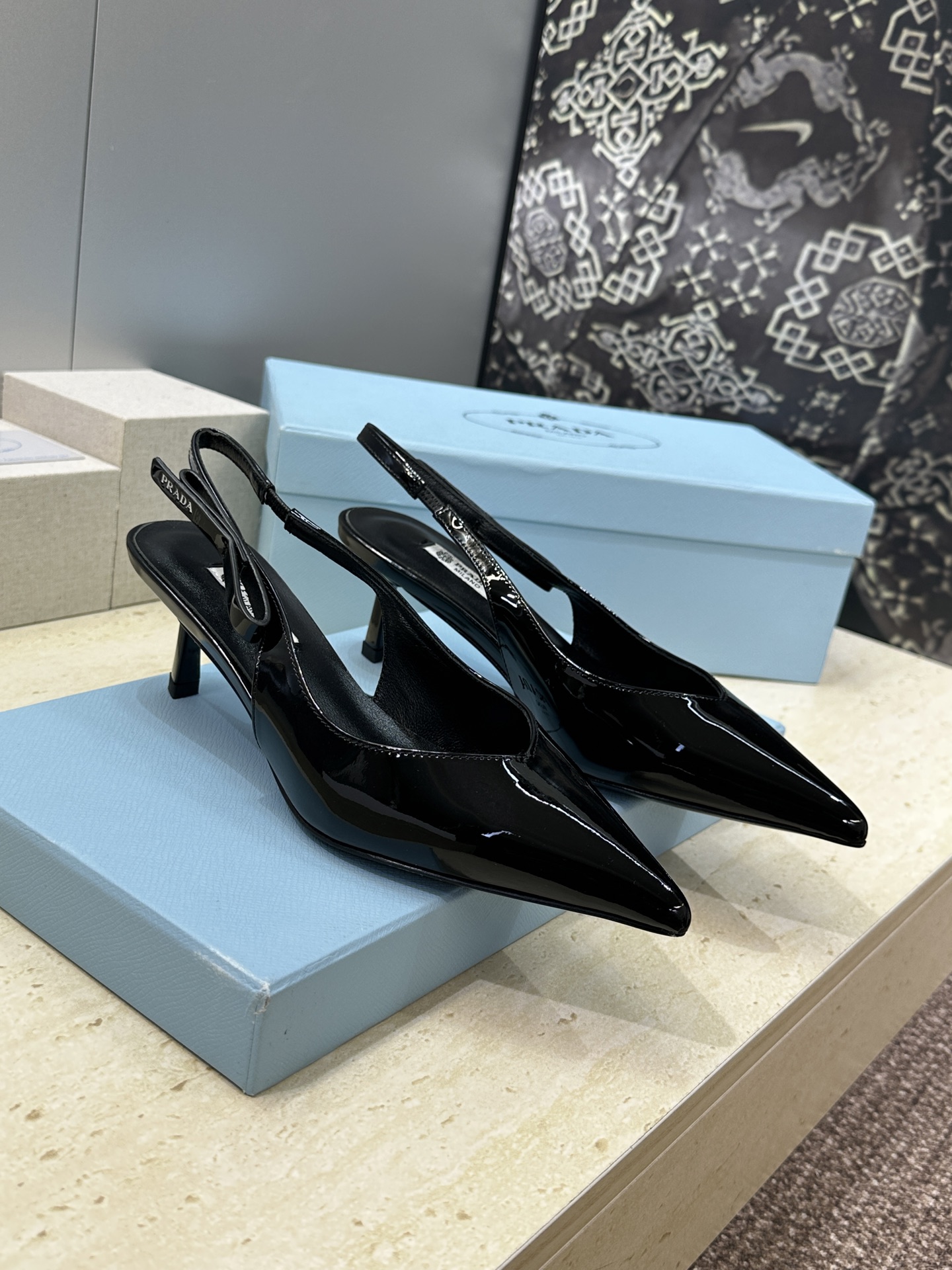Prada 2026春夏走秀新款高跟尖头后空女鞋 普拉达字母logo扣果冻色低跟蝴蝶结拼色凉鞋 材质:鞋
