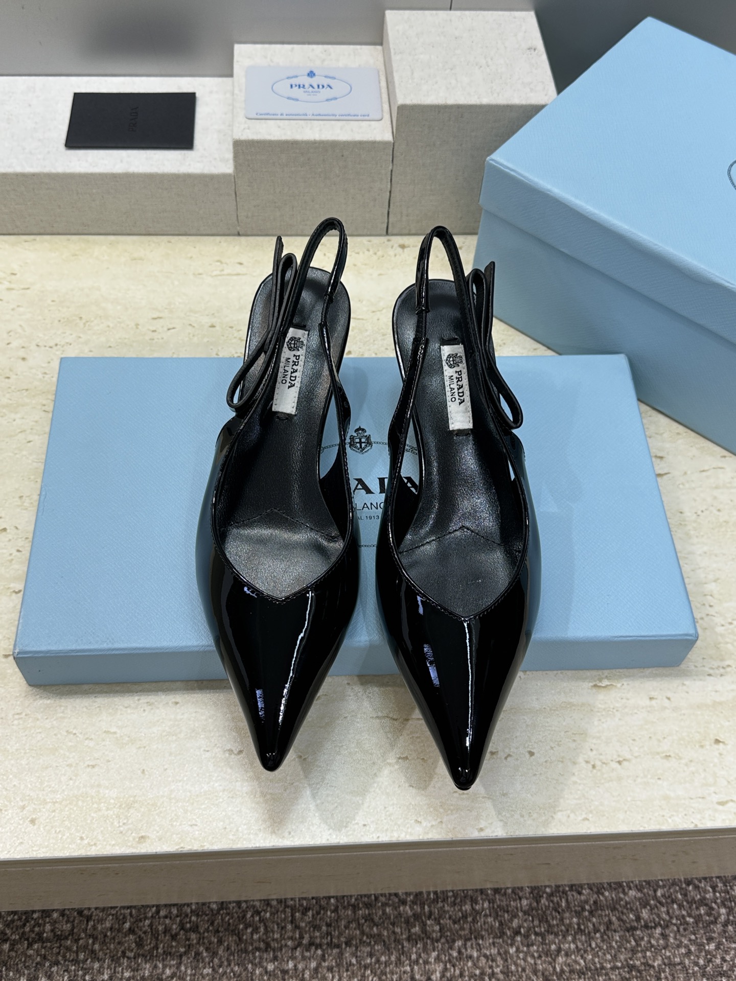 Prada 2026春夏走秀新款高跟尖头后空女鞋 普拉达字母logo扣果冻色低跟蝴蝶结拼色凉鞋 材质:鞋 Prada 2026春夏走秀新款高跟尖头后空女鞋 普拉达字母logo扣果冻色低跟蝴蝶结拼色凉鞋 材质:鞋