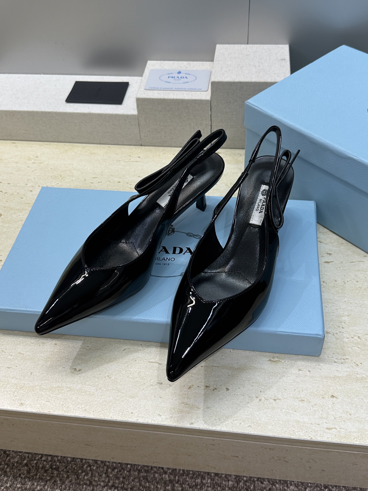 Prada 2026春夏走秀新款高跟尖头后空女鞋 普拉达字母logo扣果冻色低跟蝴蝶结拼色凉鞋 材质:鞋 Prada 2026春夏走秀新款高跟尖头后空女鞋 普拉达字母logo扣果冻色低跟蝴蝶结拼色凉鞋 材质:鞋