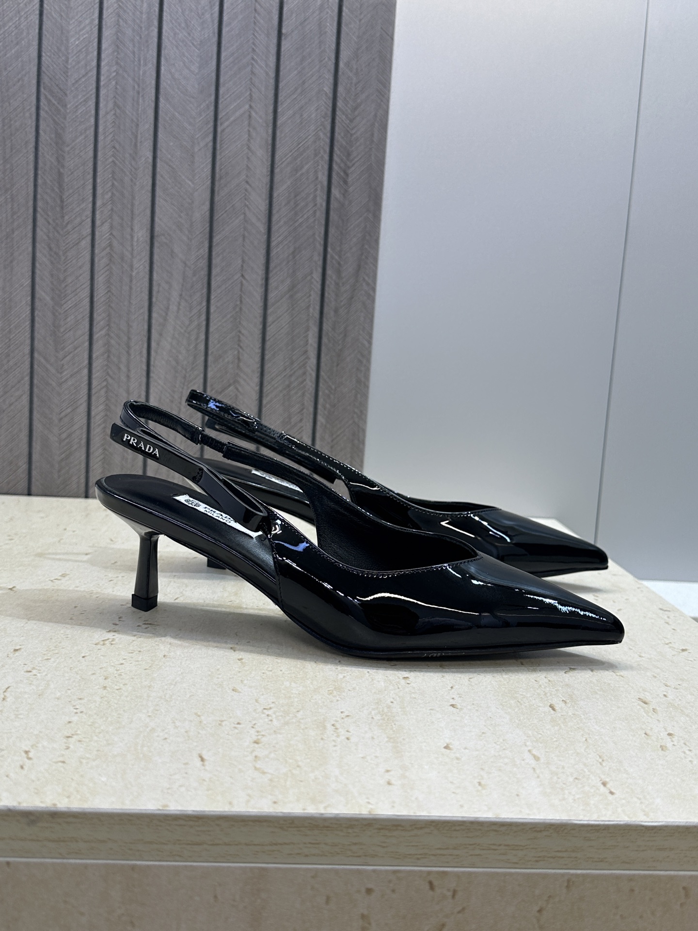 Prada 2026春夏走秀新款高跟尖头后空女鞋 普拉达字母logo扣果冻色低跟蝴蝶结拼色凉鞋 材质:鞋 Prada 2026春夏走秀新款高跟尖头后空女鞋 普拉达字母logo扣果冻色低跟蝴蝶结拼色凉鞋 材质:鞋