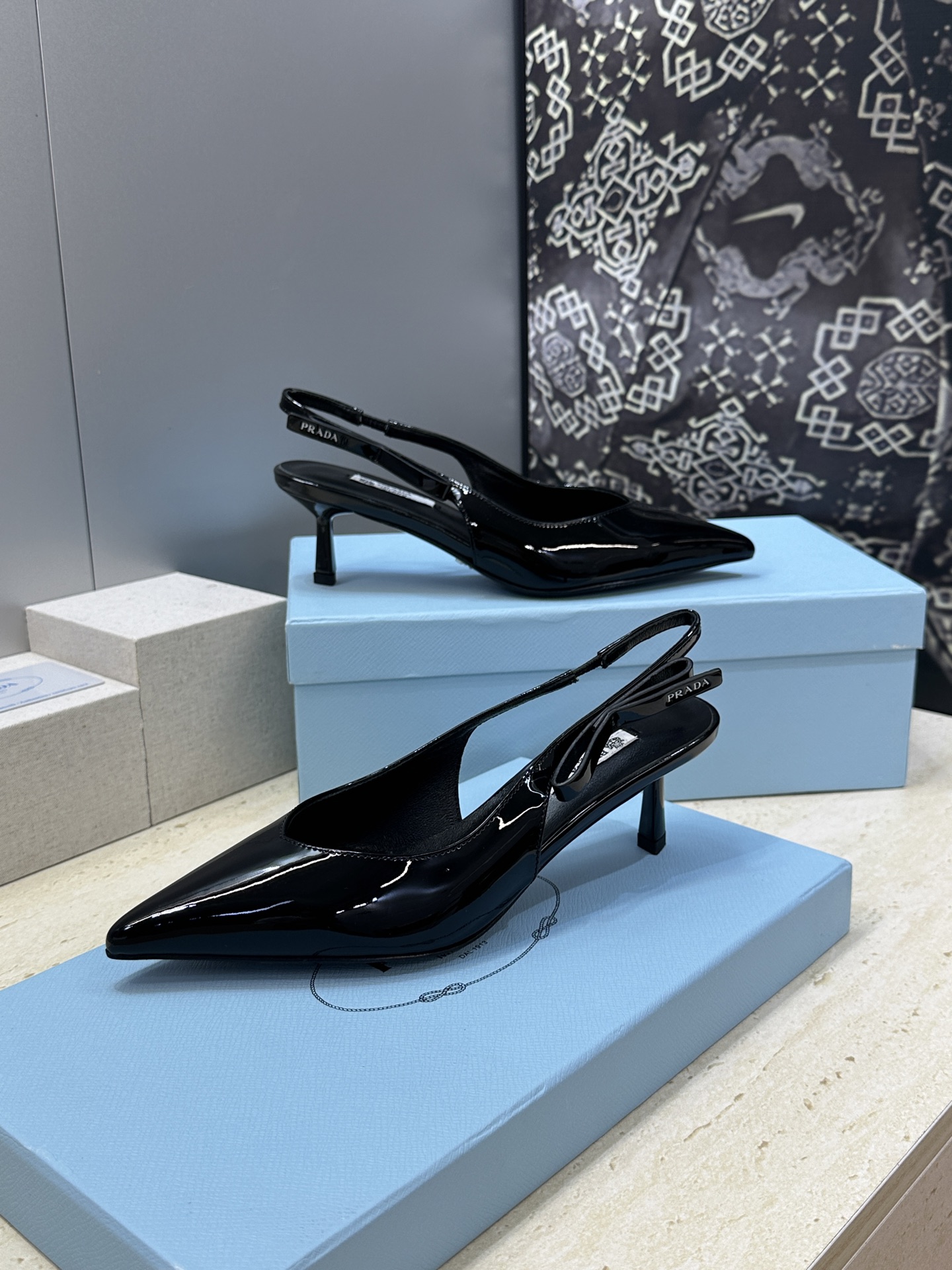 Prada 2026春夏走秀新款高跟尖头后空女鞋 普拉达字母logo扣果冻色低跟蝴蝶结拼色凉鞋 材质:鞋 Prada 2026春夏走秀新款高跟尖头后空女鞋 普拉达字母logo扣果冻色低跟蝴蝶结拼色凉鞋 材质:鞋