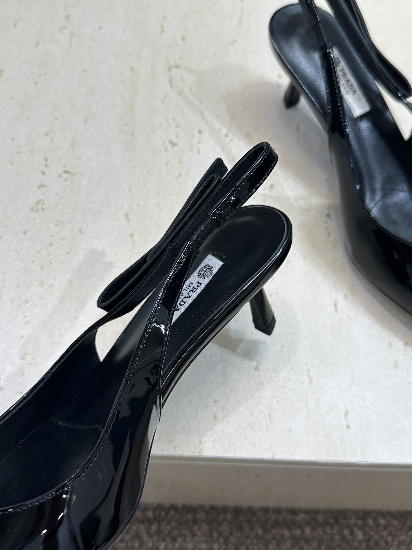 Prada 2026春夏走秀新款高跟尖头后空女鞋 普拉达字母logo扣果冻色低跟蝴蝶结拼色凉鞋 材质:鞋 Prada 2026春夏走秀新款高跟尖头后空女鞋 普拉达字母logo扣果冻色低跟蝴蝶结拼色凉鞋 材质:鞋