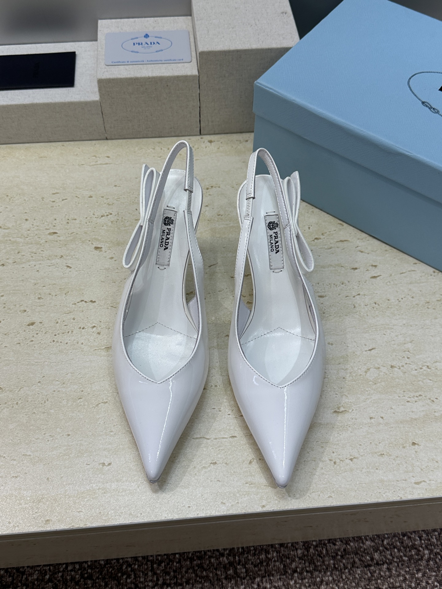 Prada 2026春夏走秀新款高跟尖头后空女鞋 普拉达字母logo扣果冻色低跟蝴蝶结拼色凉鞋 材质:鞋