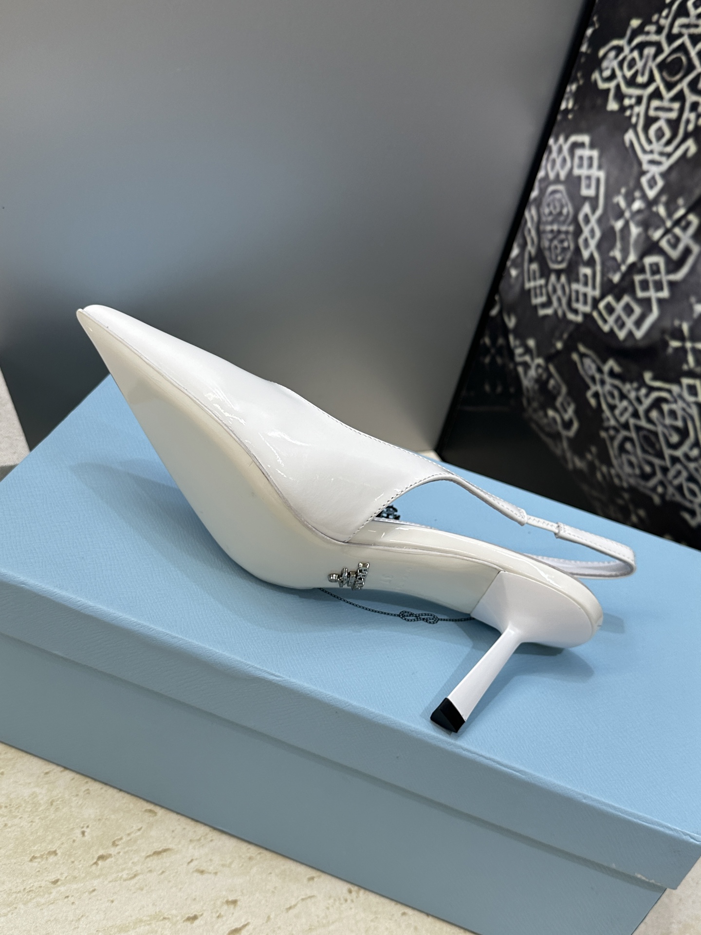 Prada 2026春夏走秀新款高跟尖头后空女鞋 普拉达字母logo扣果冻色低跟蝴蝶结拼色凉鞋 材质:鞋