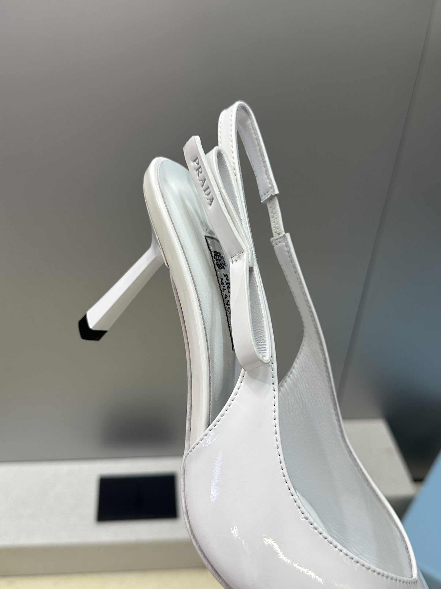 Prada 2026春夏走秀新款高跟尖头后空女鞋 普拉达字母logo扣果冻色低跟蝴蝶结拼色凉鞋 材质:鞋
