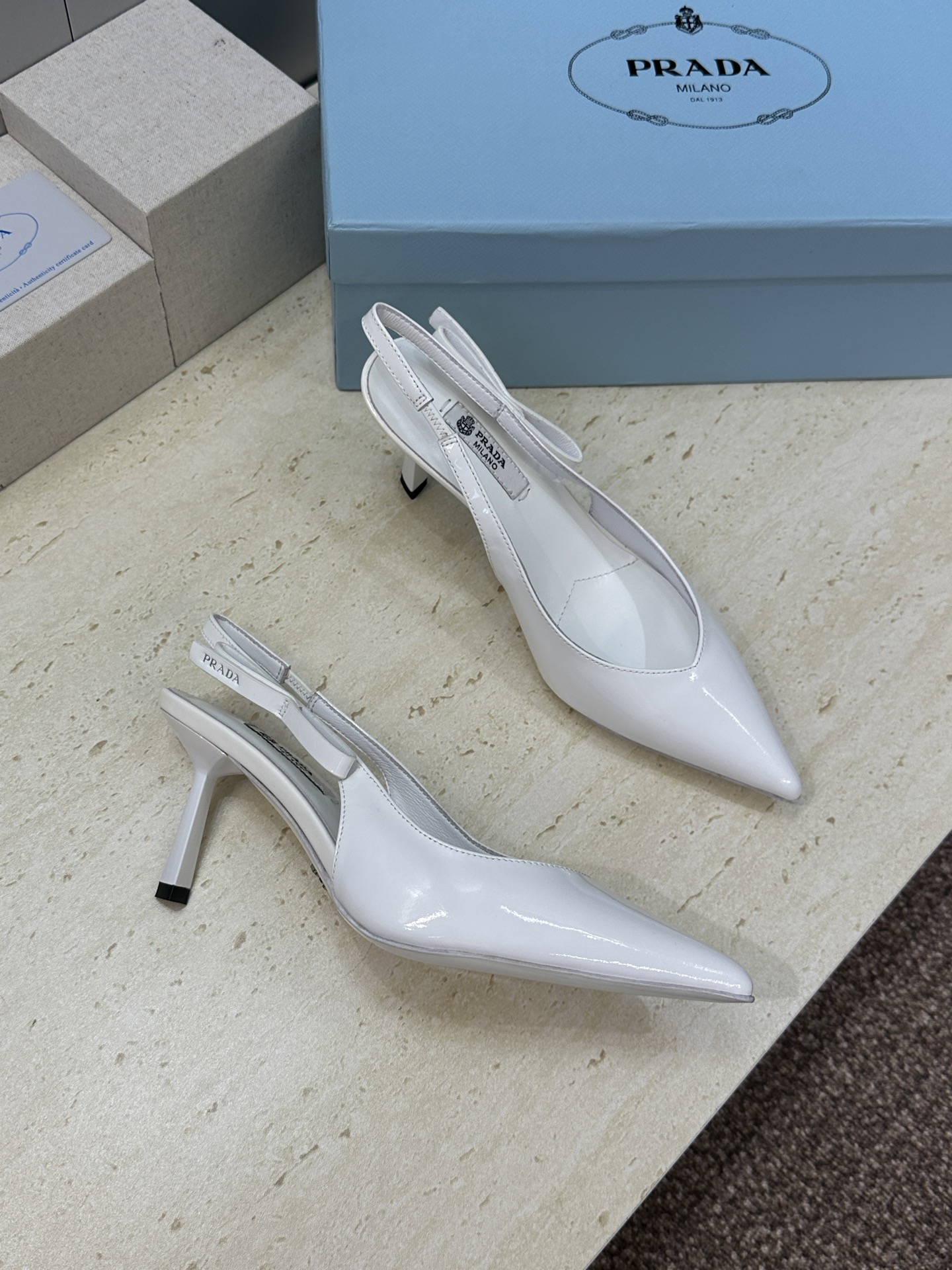 Prada 2026春夏走秀新款高跟尖头后空女鞋 普拉达字母logo扣果冻色低跟蝴蝶结拼色凉鞋 材质:鞋