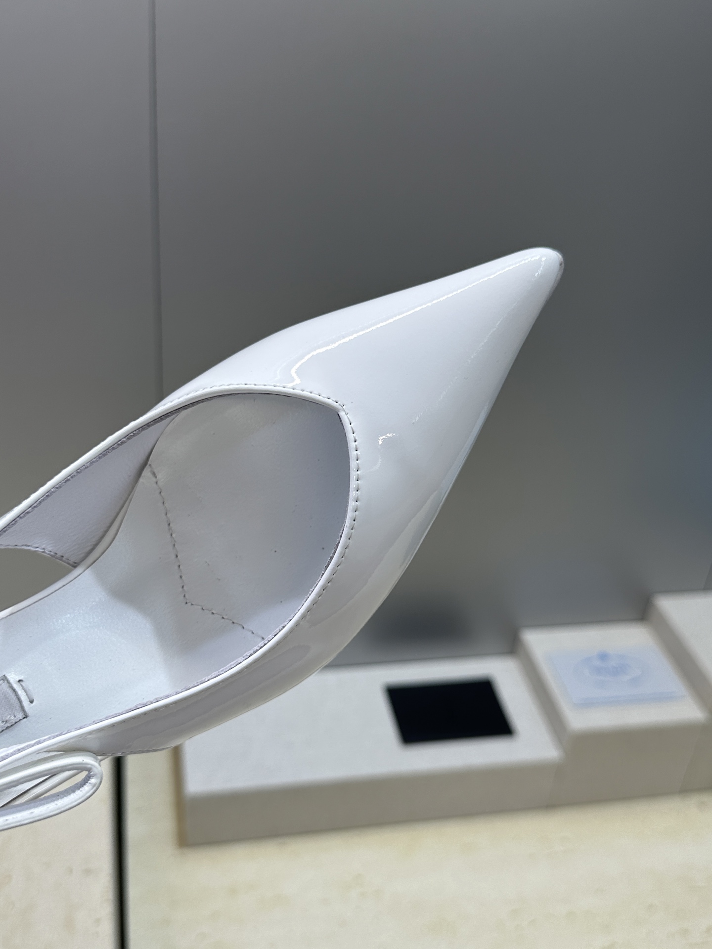 Prada 2026春夏走秀新款高跟尖头后空女鞋 普拉达字母logo扣果冻色低跟蝴蝶结拼色凉鞋 材质:鞋