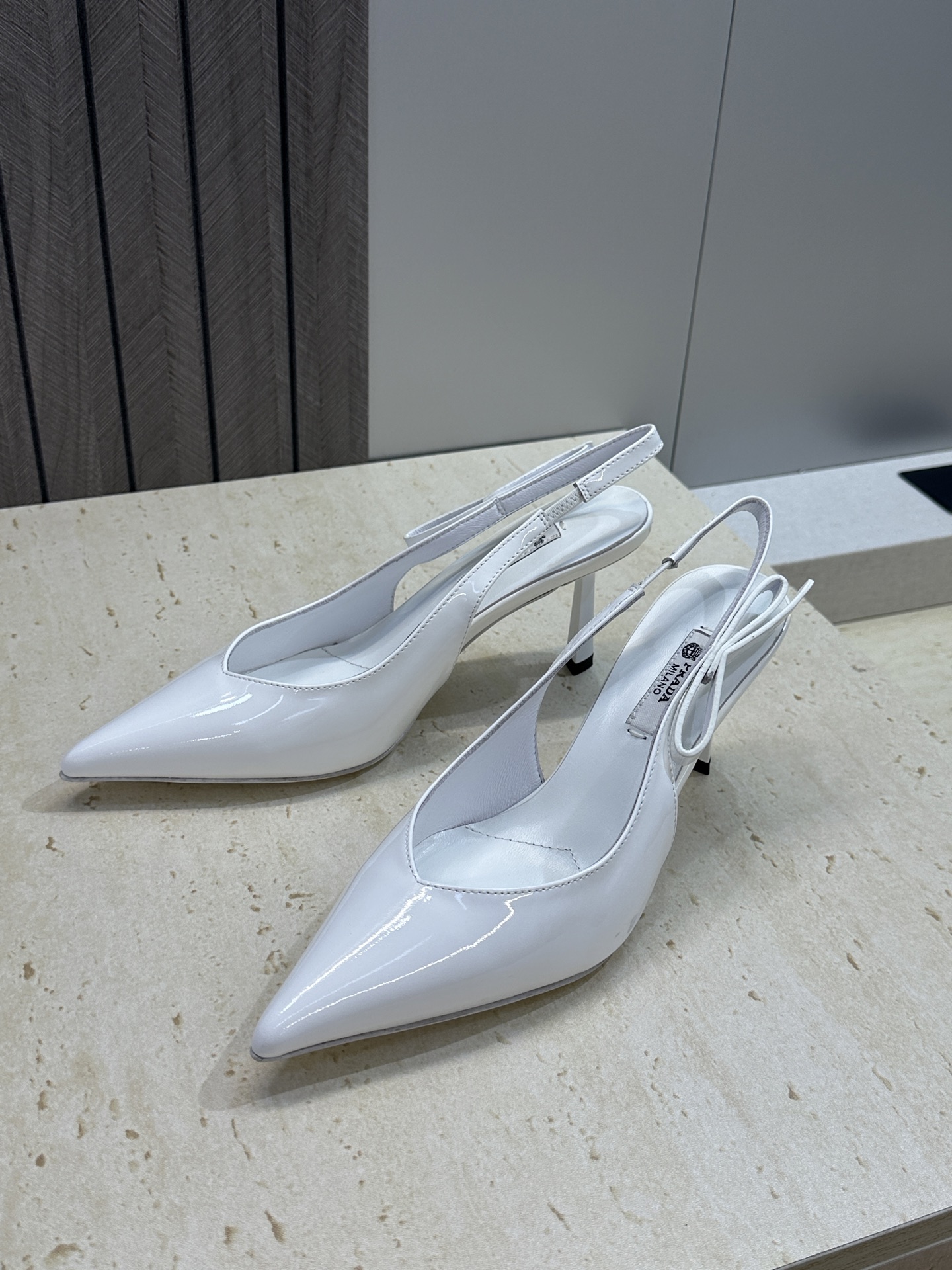Prada 2026春夏走秀新款高跟尖头后空女鞋 普拉达字母logo扣果冻色低跟蝴蝶结拼色凉鞋 材质:鞋