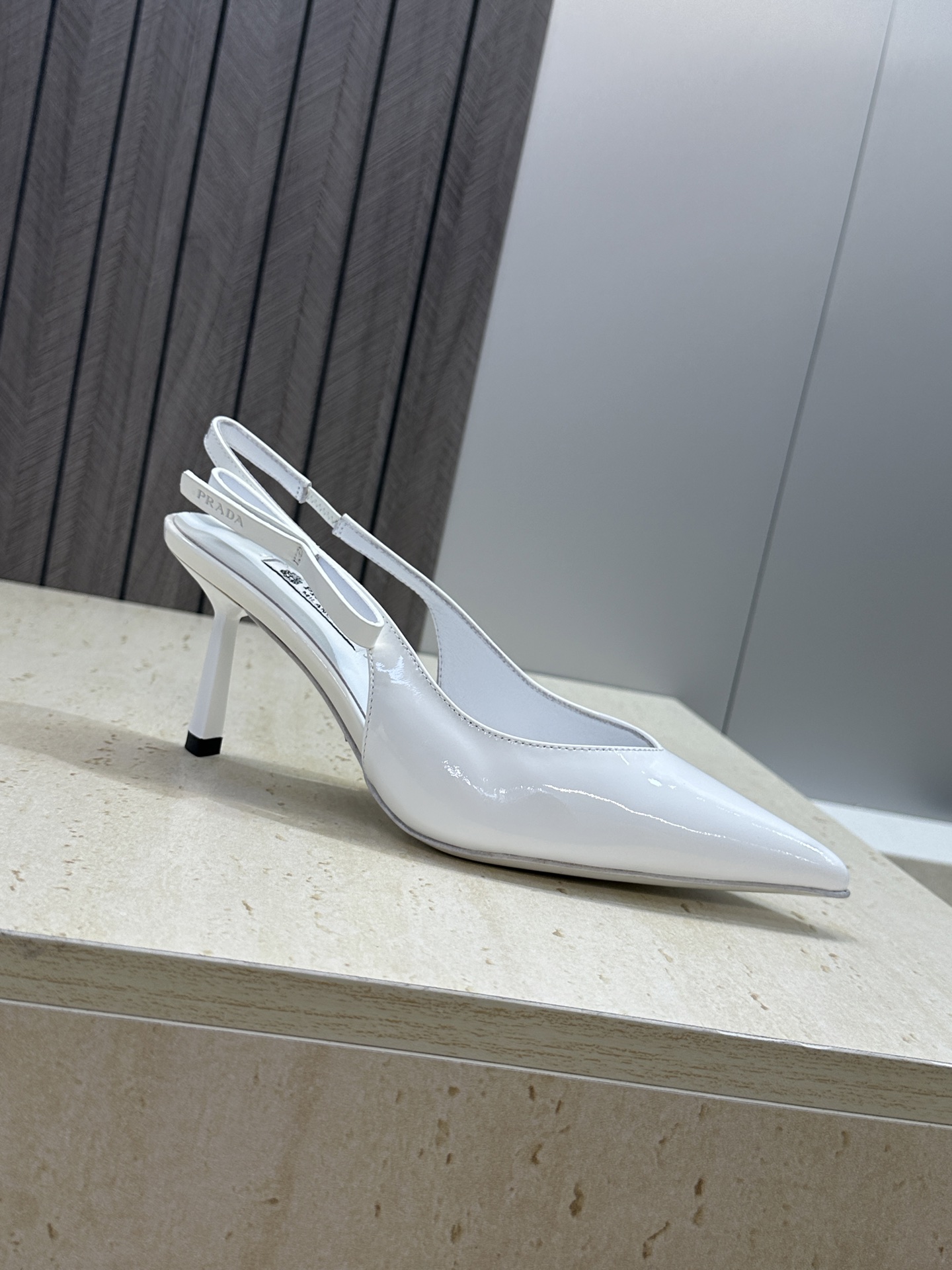 Prada 2026春夏走秀新款高跟尖头后空女鞋 普拉达字母logo扣果冻色低跟蝴蝶结拼色凉鞋 材质:鞋