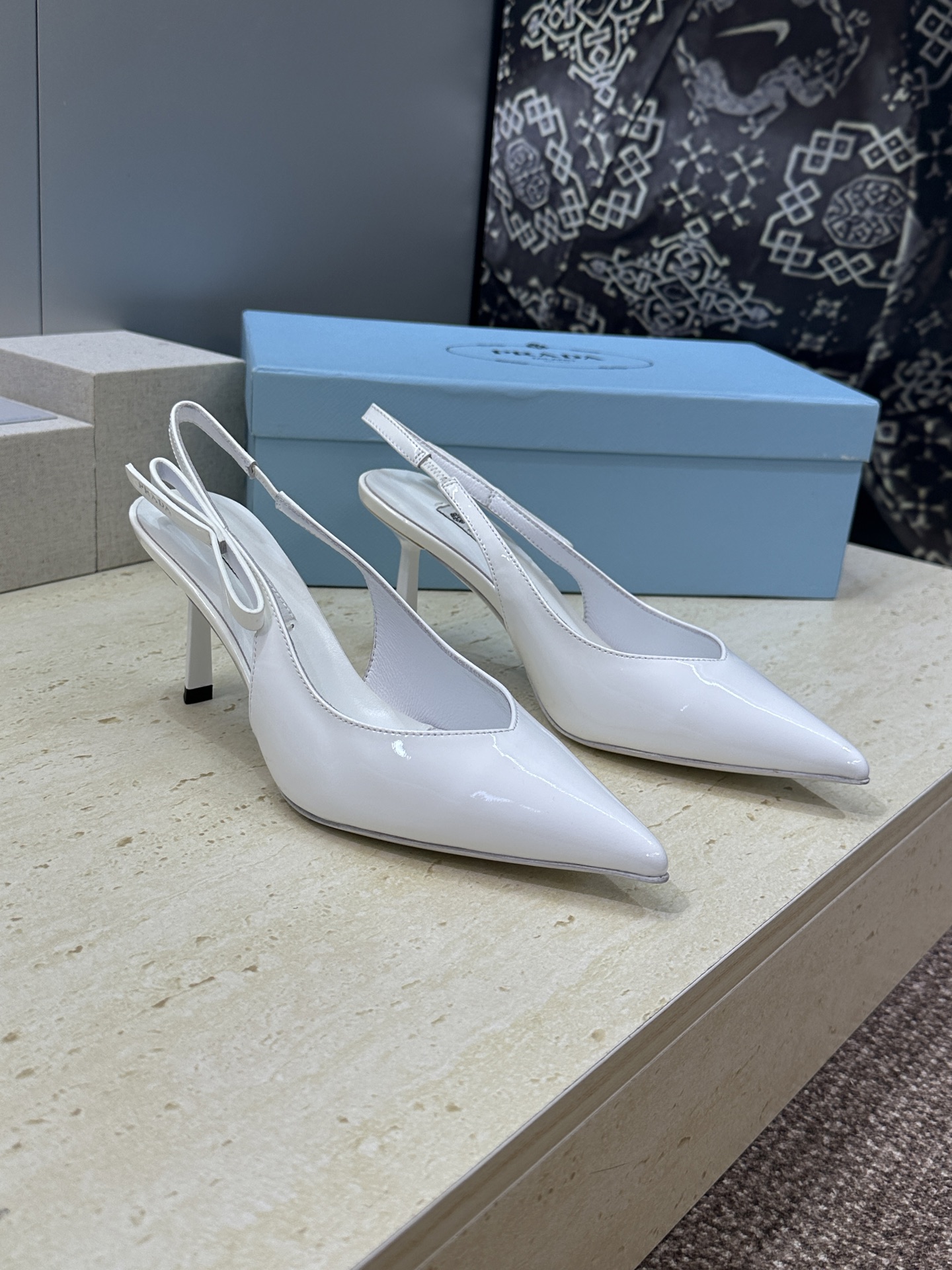 Prada 2026春夏走秀新款高跟尖头后空女鞋 普拉达字母logo扣果冻色低跟蝴蝶结拼色凉鞋 材质:鞋