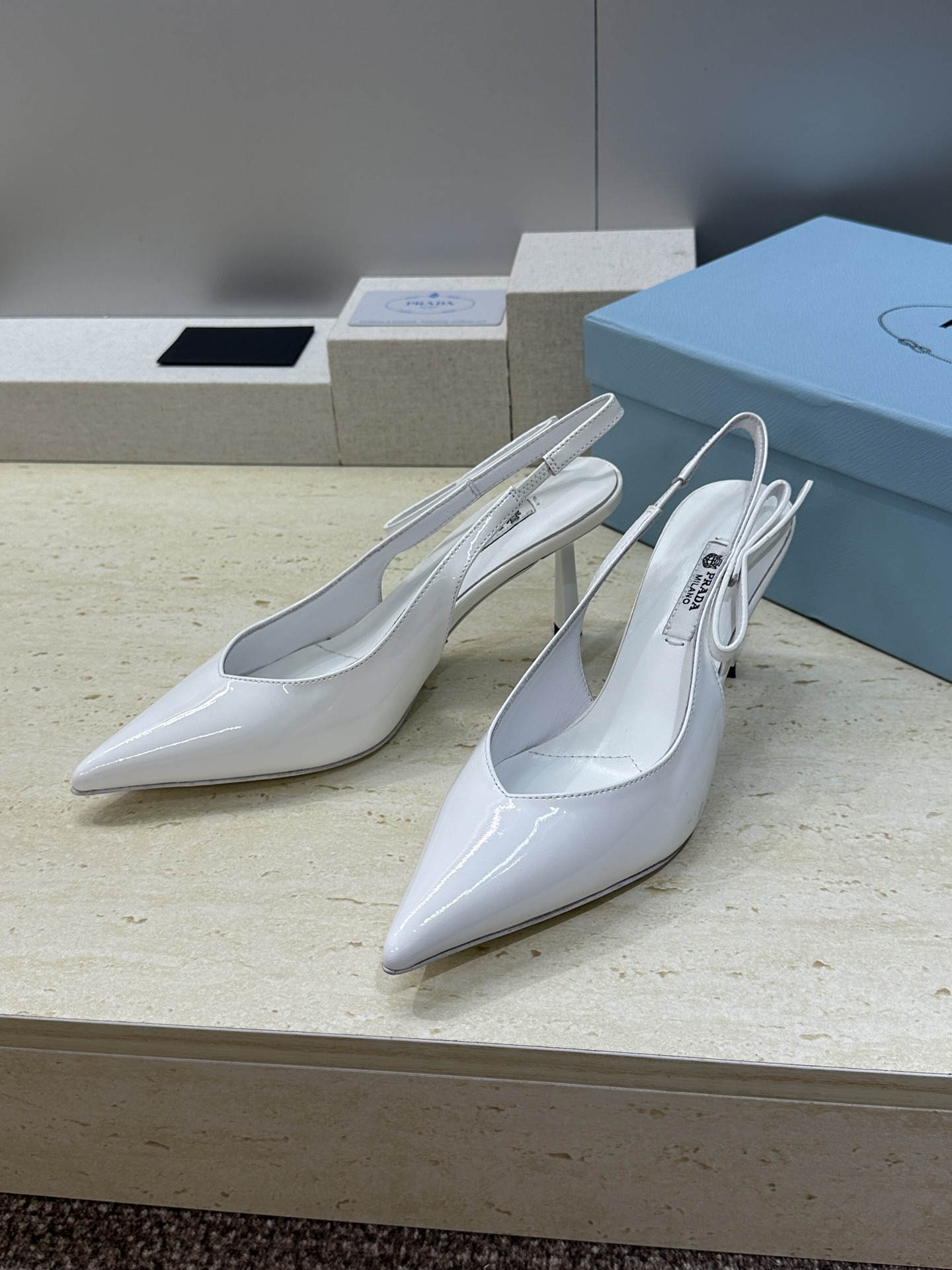 Prada 2026春夏走秀新款高跟尖头后空女鞋 普拉达字母logo扣果冻色低跟蝴蝶结拼色凉鞋 材质:鞋