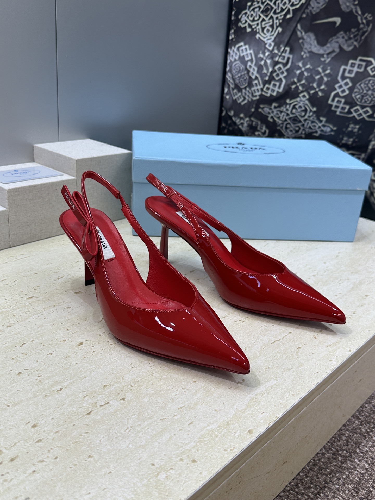 Prada 2026春夏走秀新款高跟尖头后空女鞋 普拉达字母logo扣果冻色低跟蝴蝶结拼色凉鞋 材质:鞋