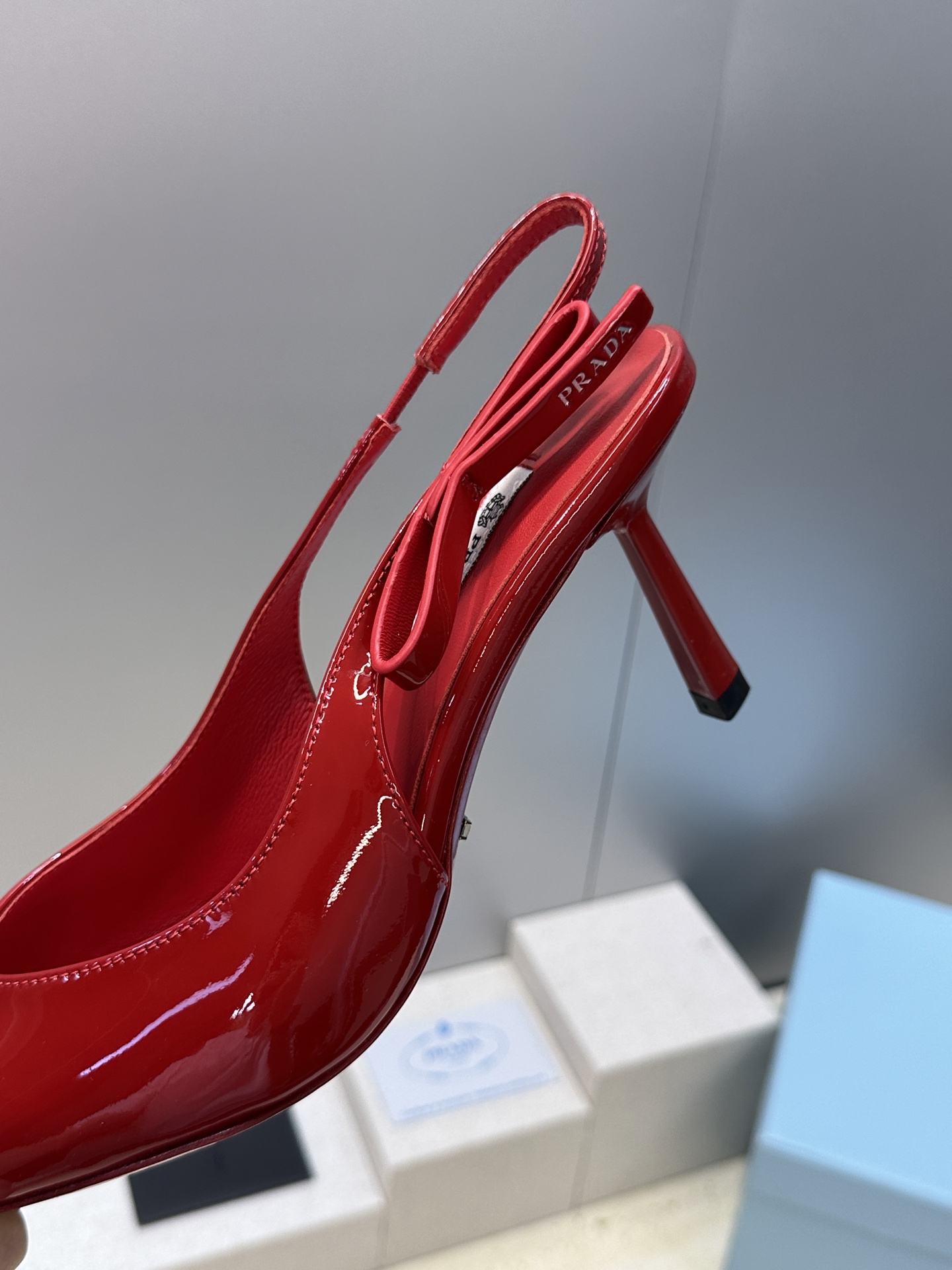 Prada 2026春夏走秀新款高跟尖头后空女鞋 普拉达字母logo扣果冻色低跟蝴蝶结拼色凉鞋 材质:鞋 Prada 2026春夏走秀新款高跟尖头后空女鞋 普拉达字母logo扣果冻色低跟蝴蝶结拼色凉鞋 材质:鞋