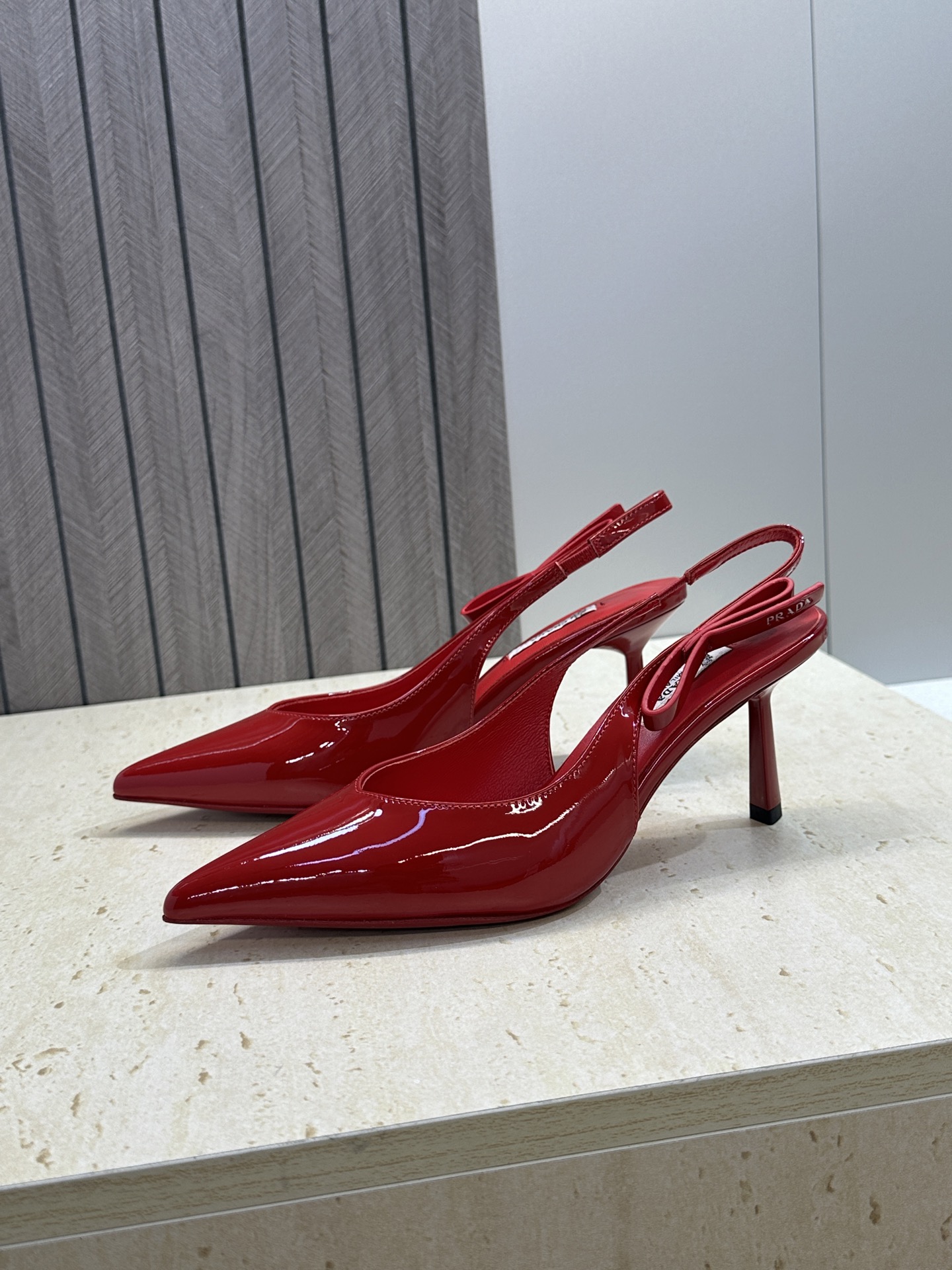 Prada 2026春夏走秀新款高跟尖头后空女鞋 普拉达字母logo扣果冻色低跟蝴蝶结拼色凉鞋 材质:鞋 Prada 2026春夏走秀新款高跟尖头后空女鞋 普拉达字母logo扣果冻色低跟蝴蝶结拼色凉鞋 材质:鞋